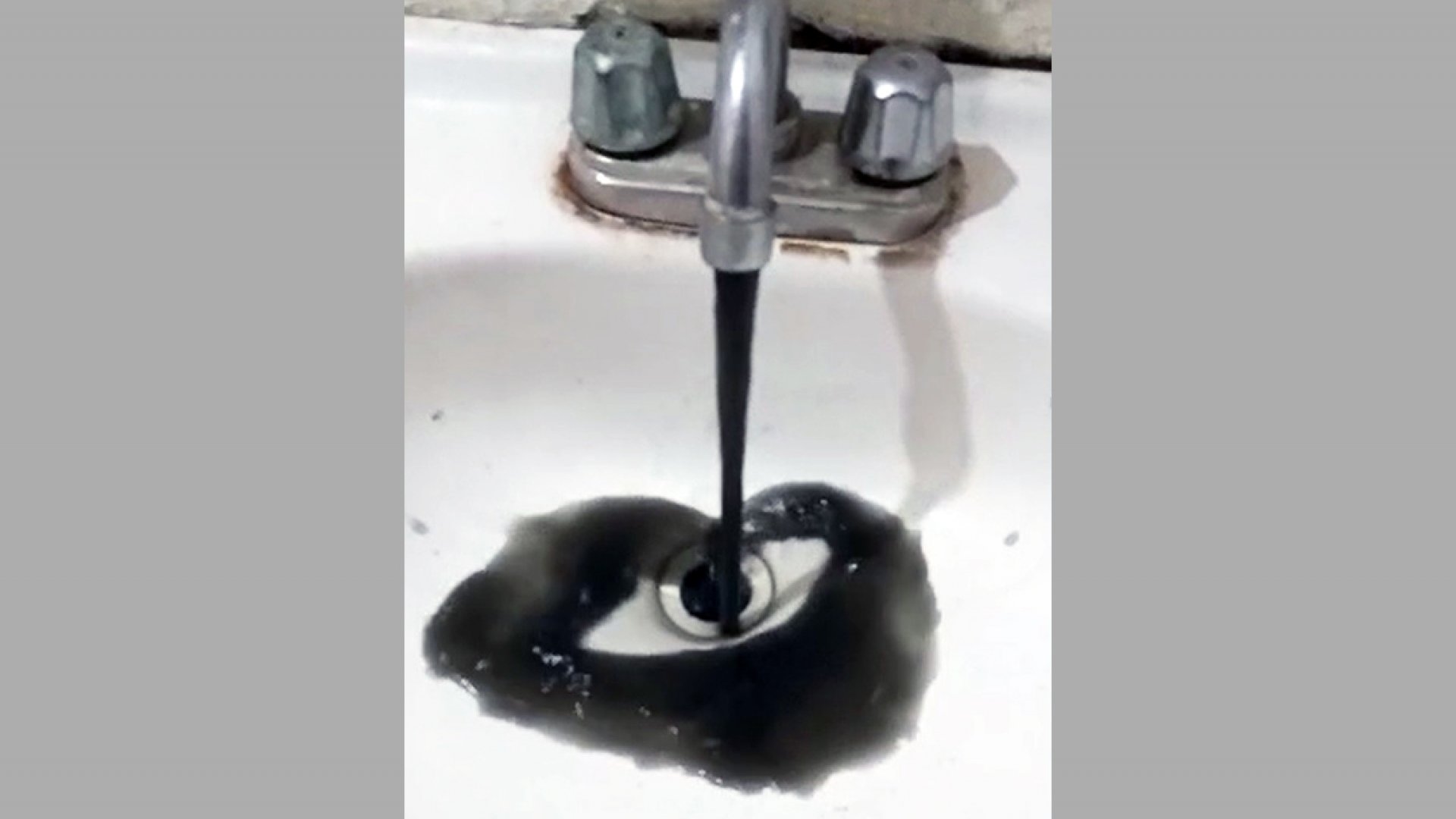 Reciben agua negra y pestilente en Lomas de San Eugenio, Guadalajara