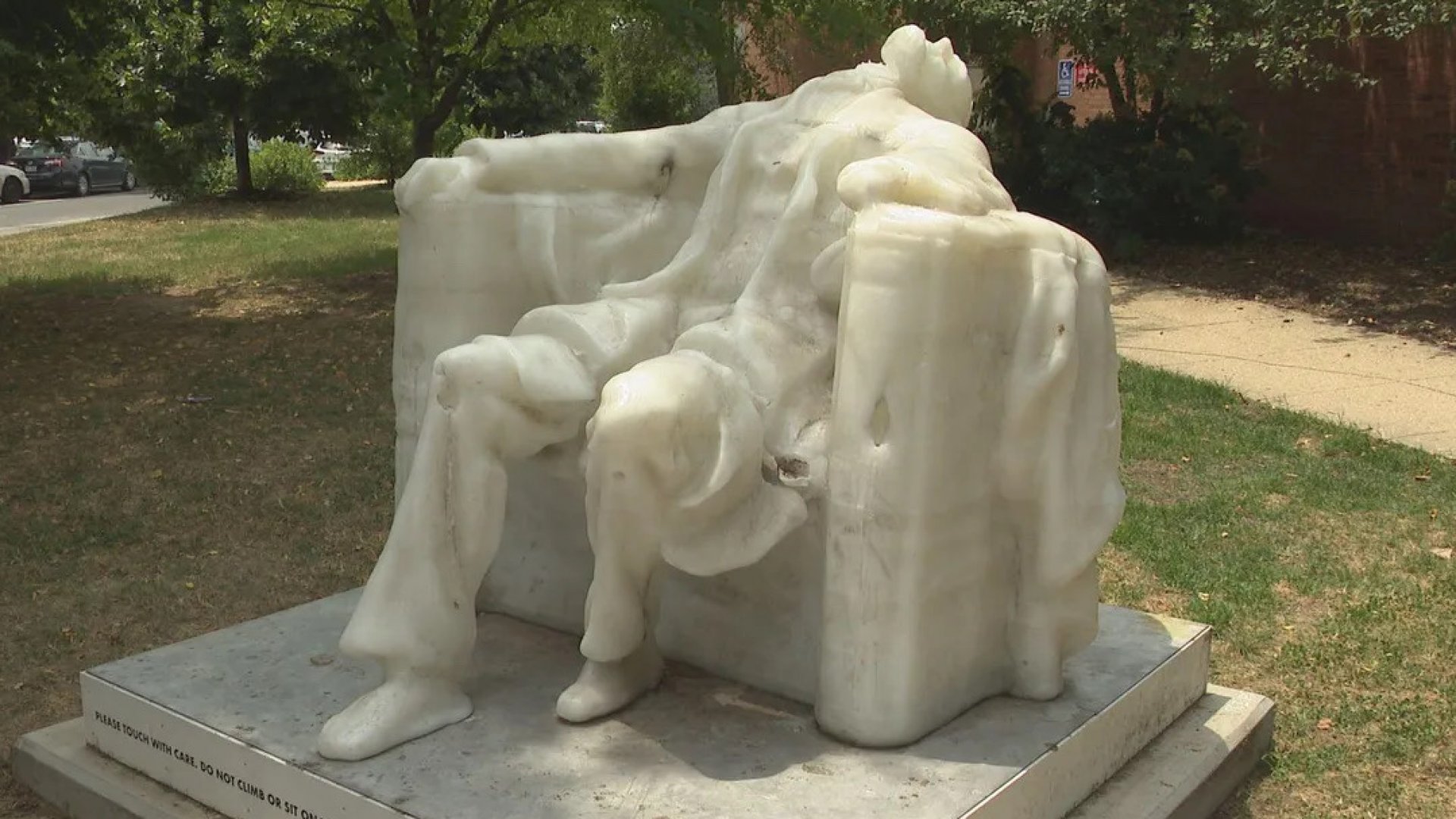 El calor derrite la cabeza de una estatua de Abraham Lincoln en Washington