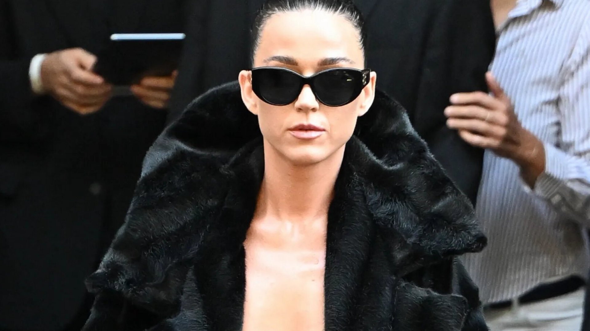 Katy Perry, semidesnuda, causa sensación en el desfile de Balenciaga