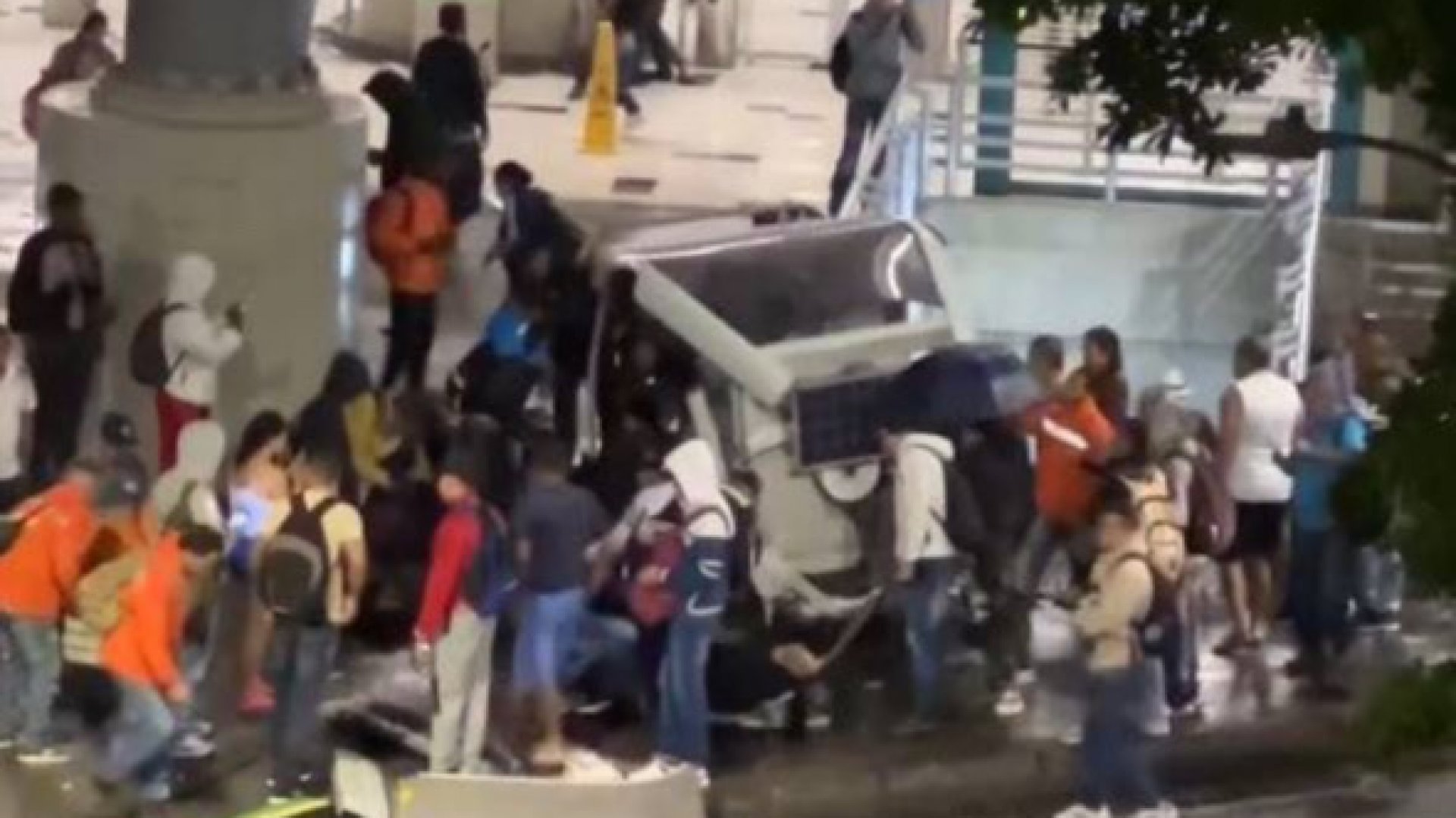 Muere una persona al desplomarse una cabina de teleférico en Medellín