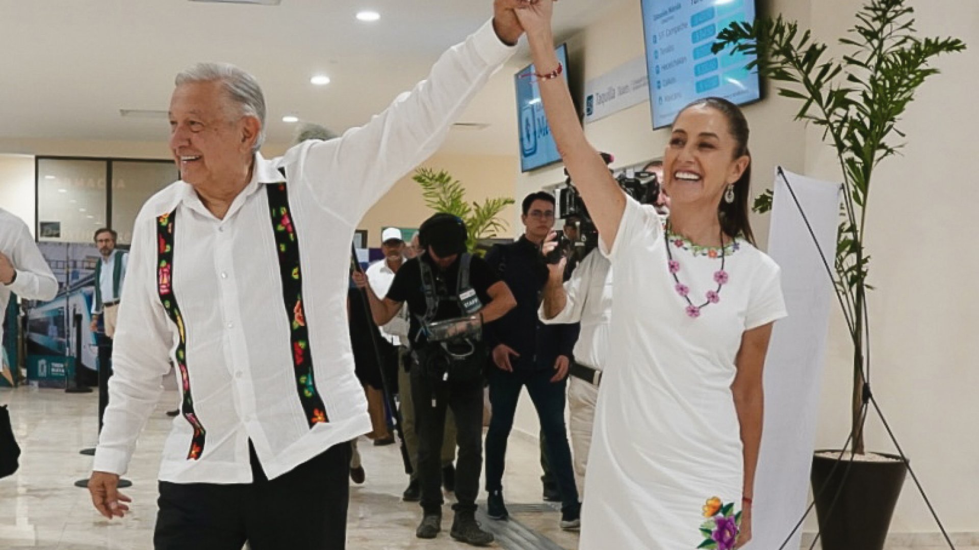 López Obrador presume transición «ordenada y fraterna»