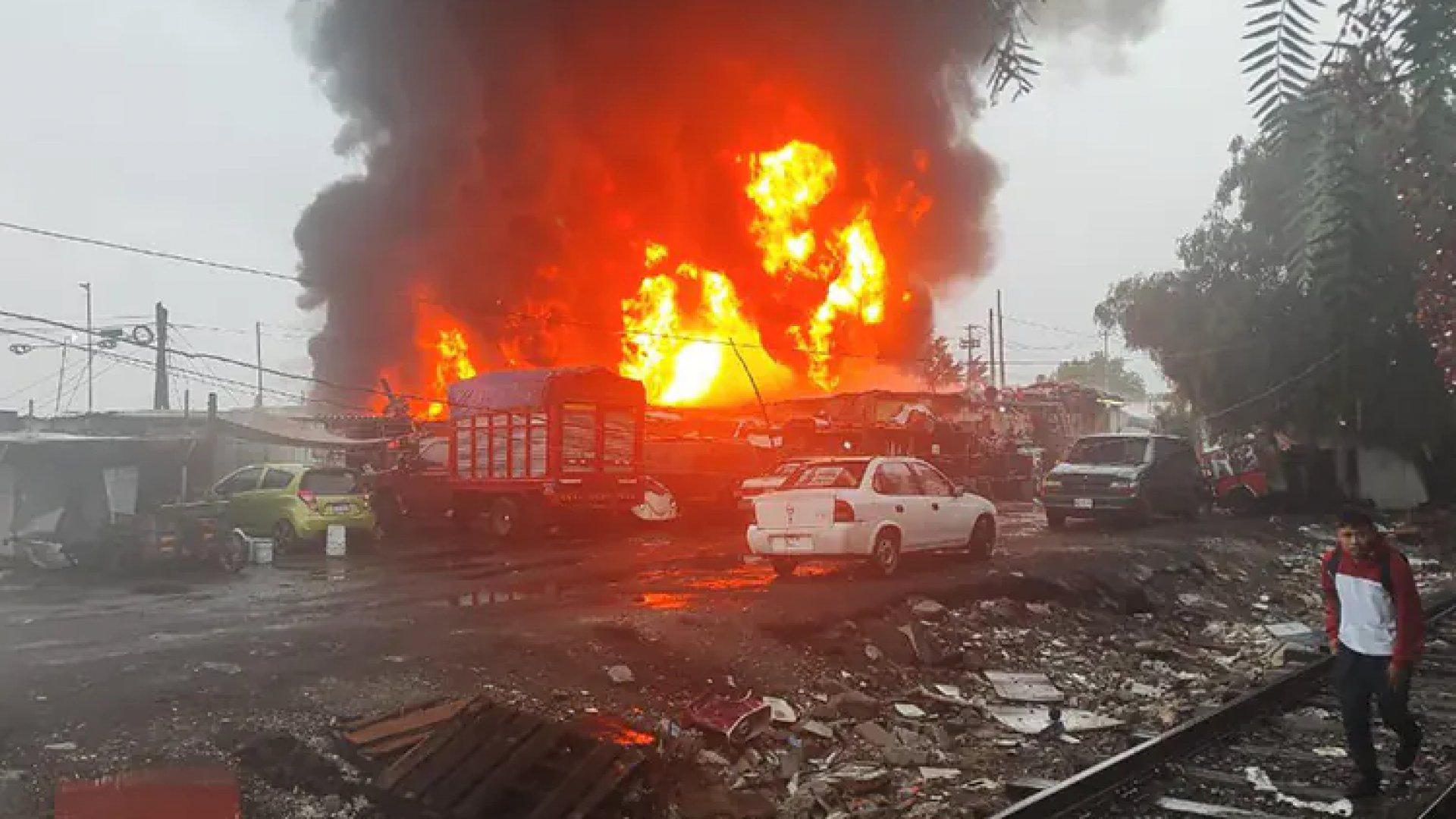 Registran fuerte incendio a unas calles del AICM