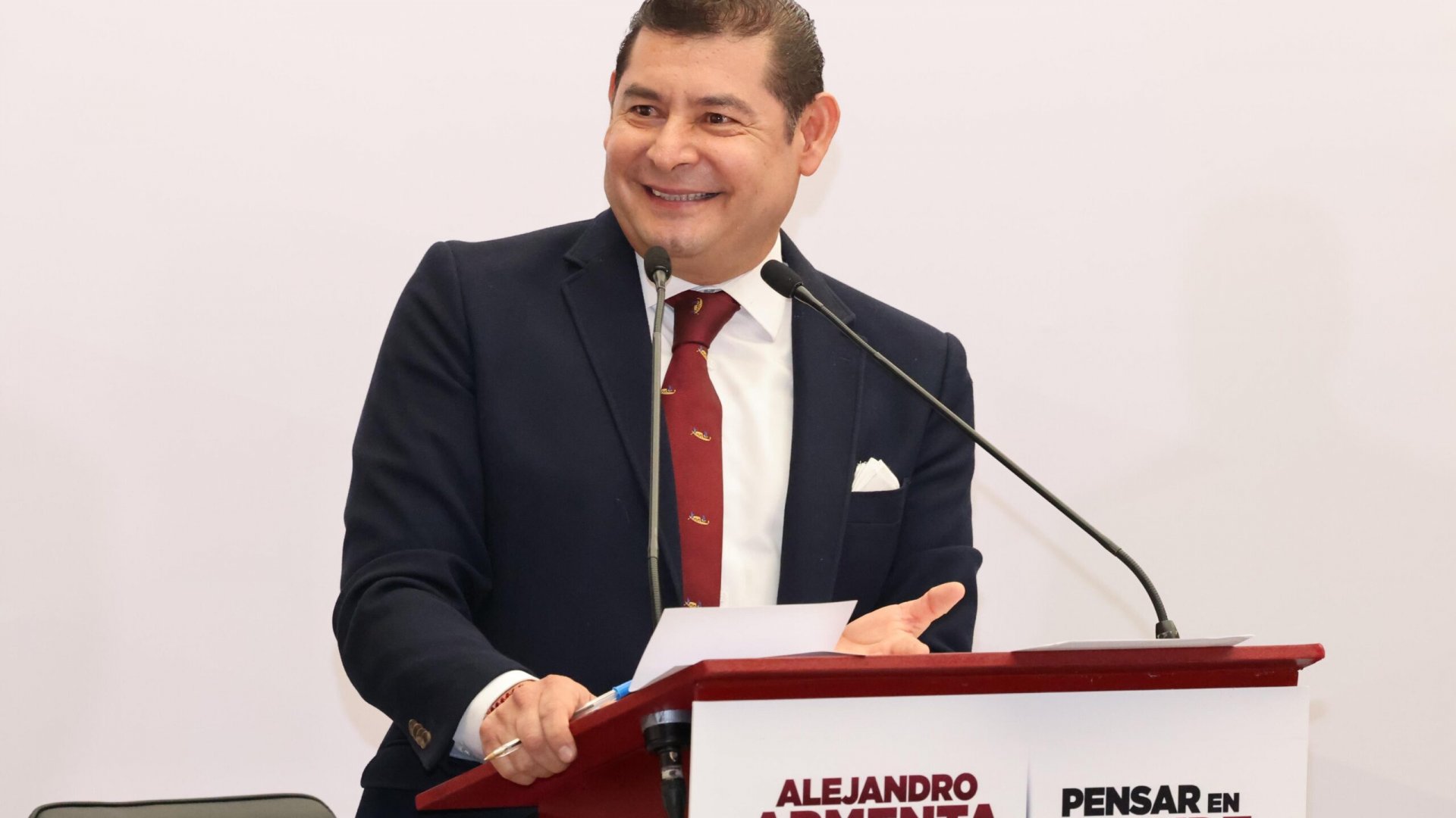 Con servidores públicos comprometidos y con amor a Puebla se gobernará: Armenta