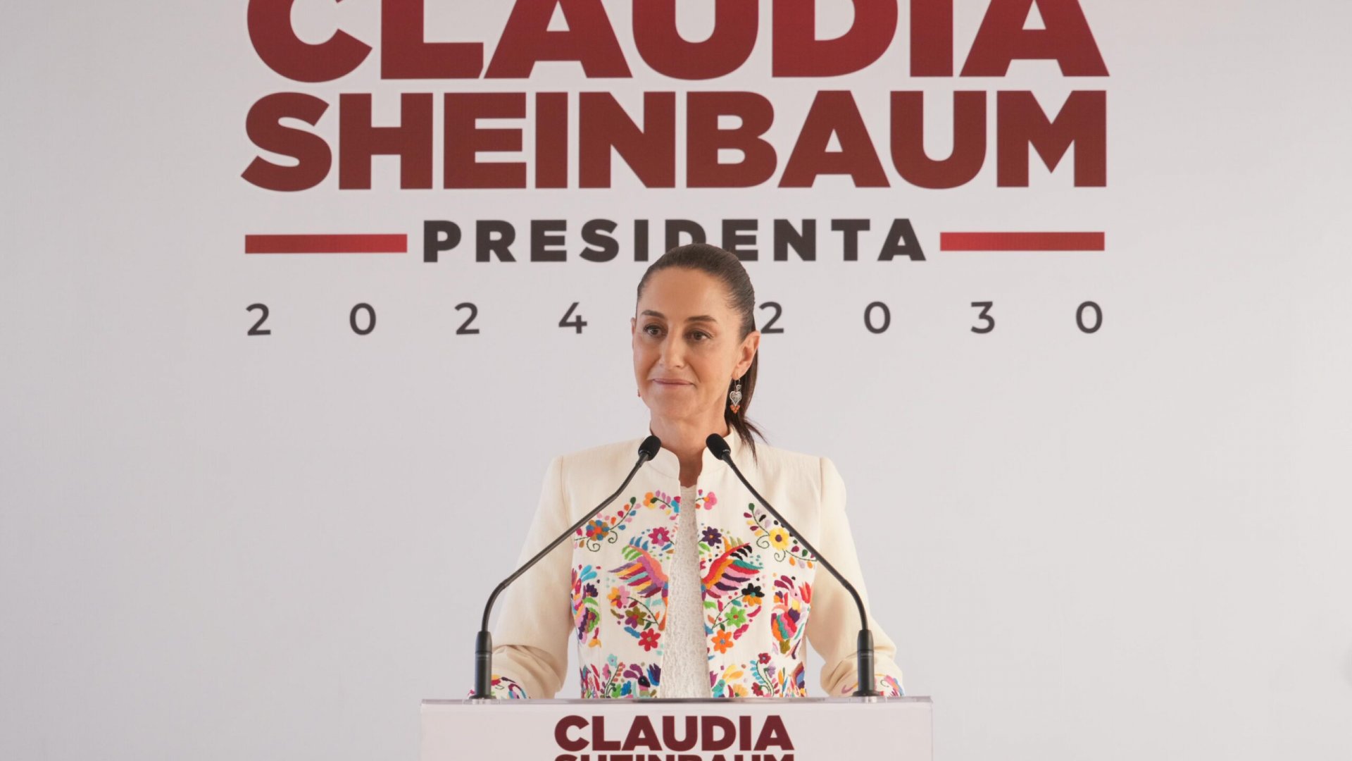Sheinbaum presenta iniciativas de reformas para becas, apoyo a mujeres y no reelección