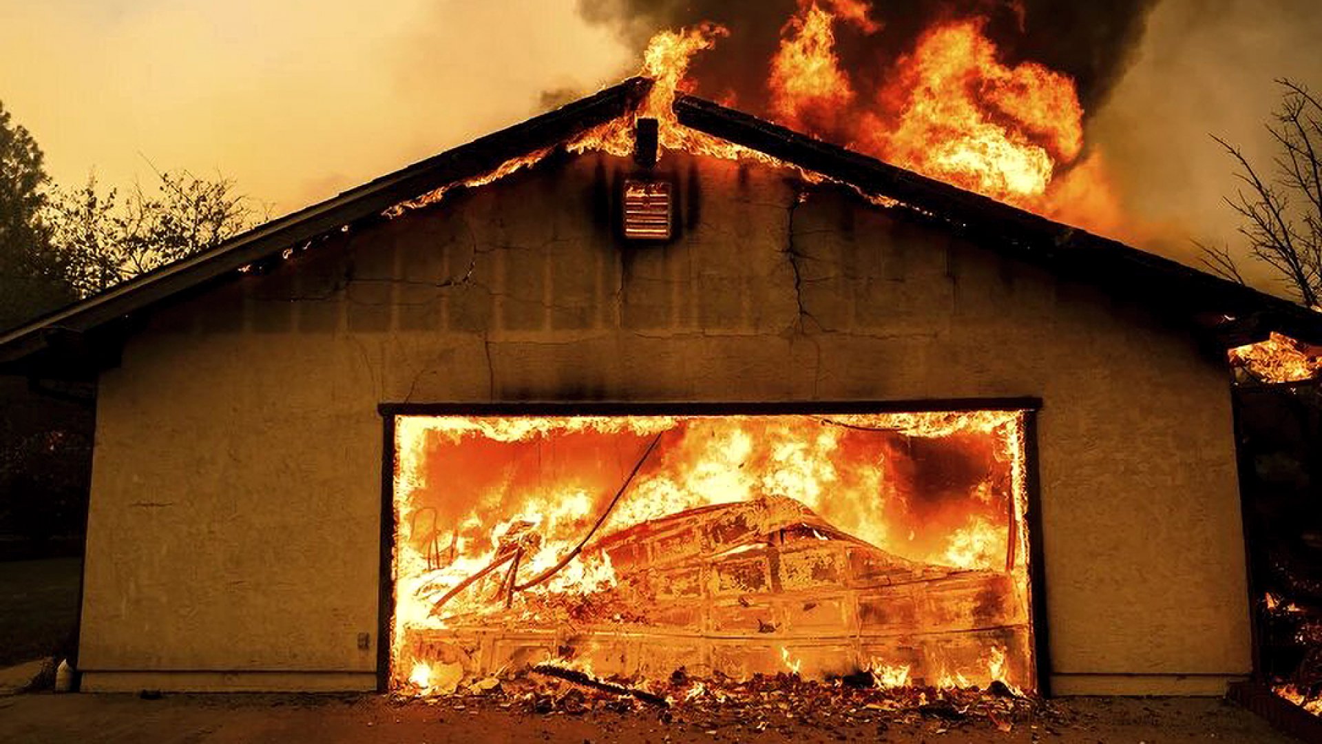 Incendio forestal en California provoca miles de evacuaciones