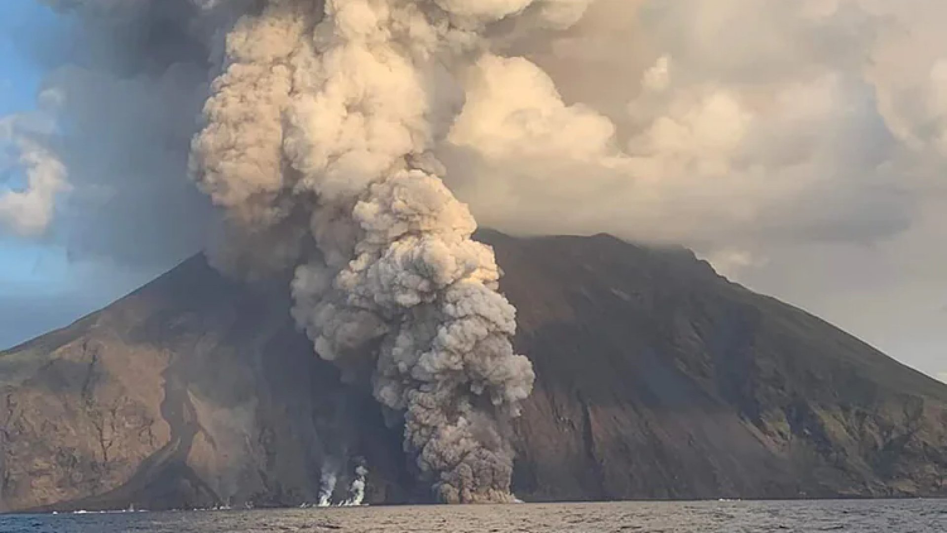 Italia, en alerta por erupción del volcán Estrómboli