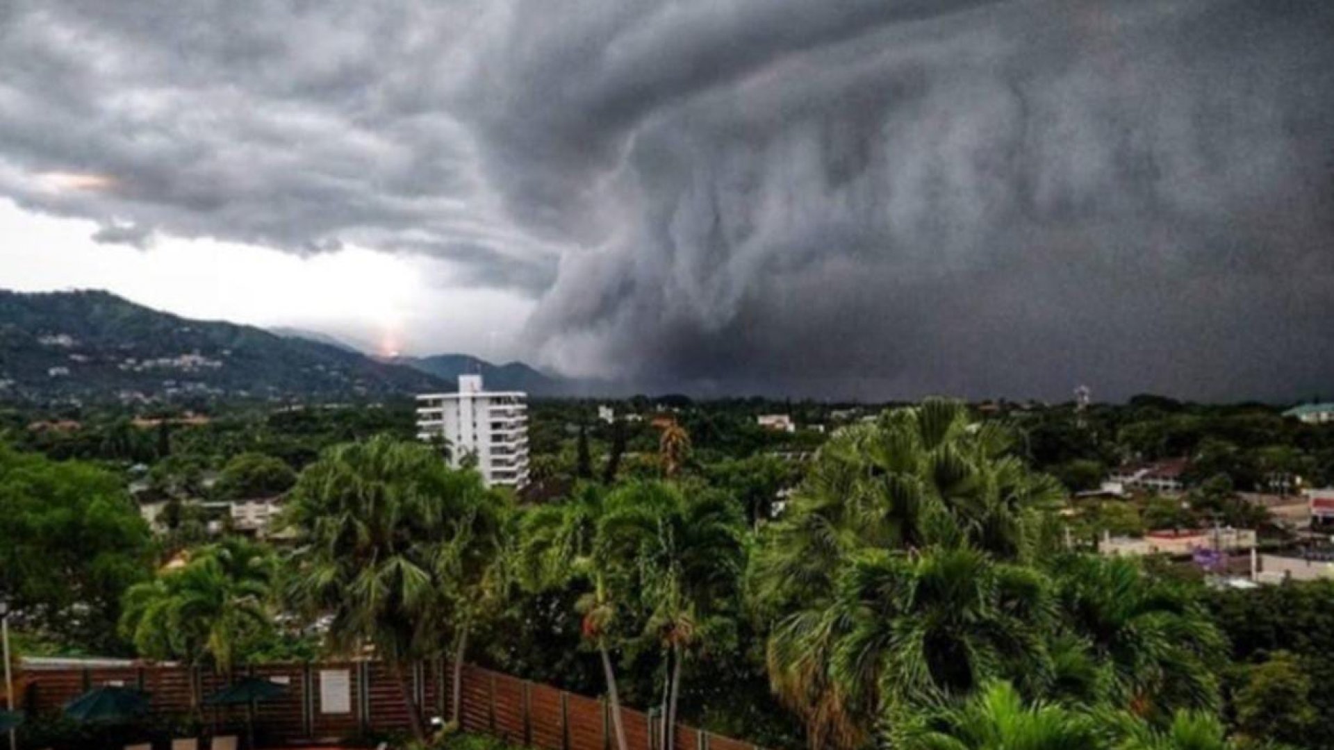 Texas se prepara para recibir a huracán ‘Beryl’