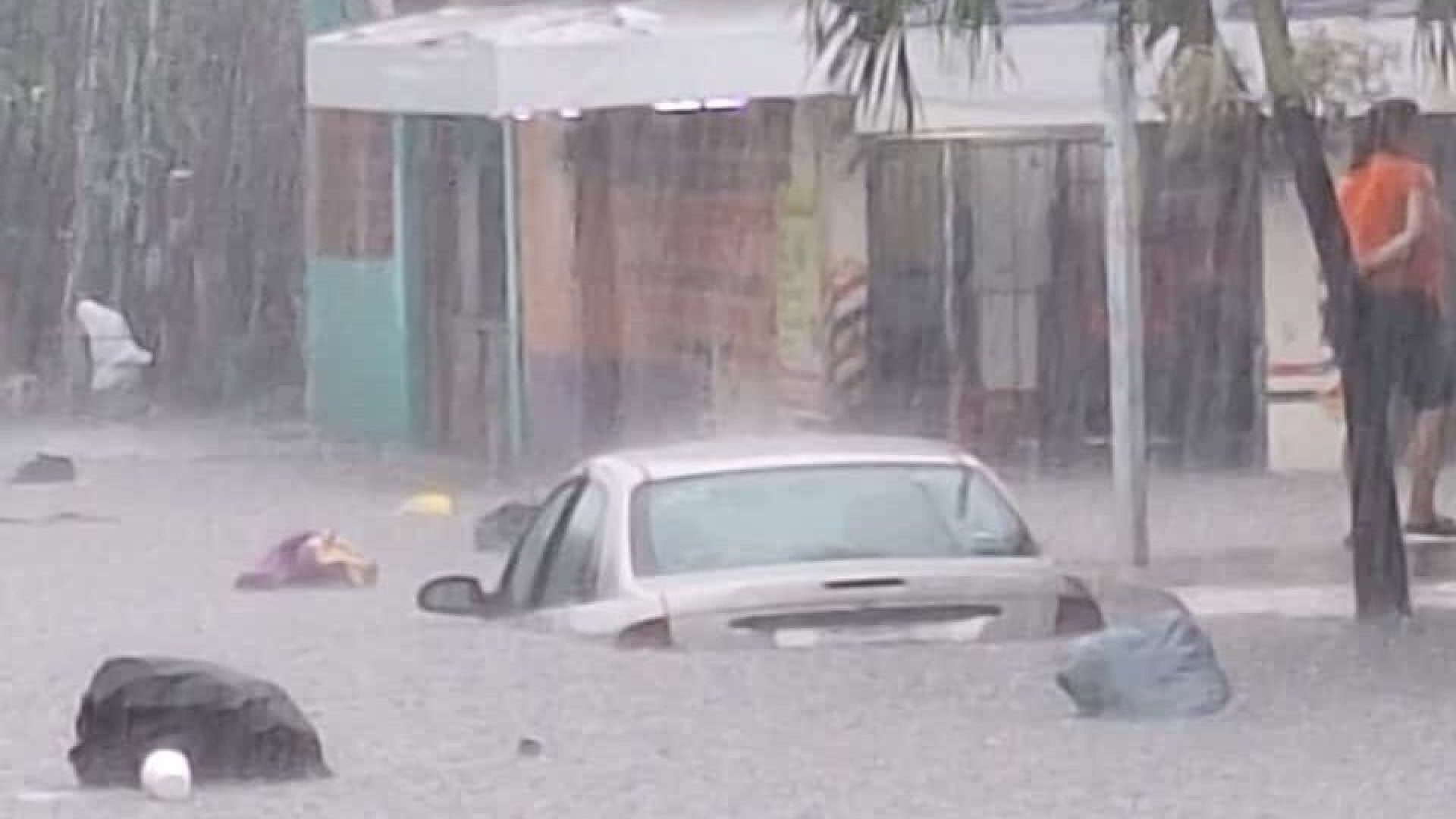 Onda tropical 8 provoca lluvias torrenciales e inundaciones en Veracruz