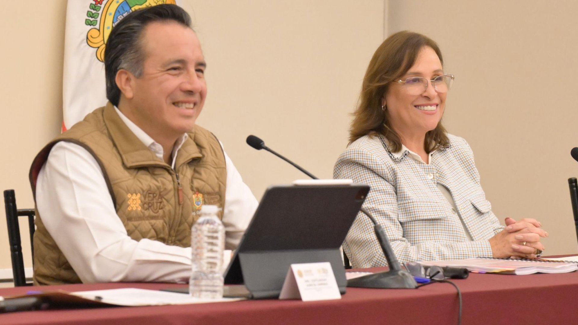 Se reúnen gabinetes de transición 