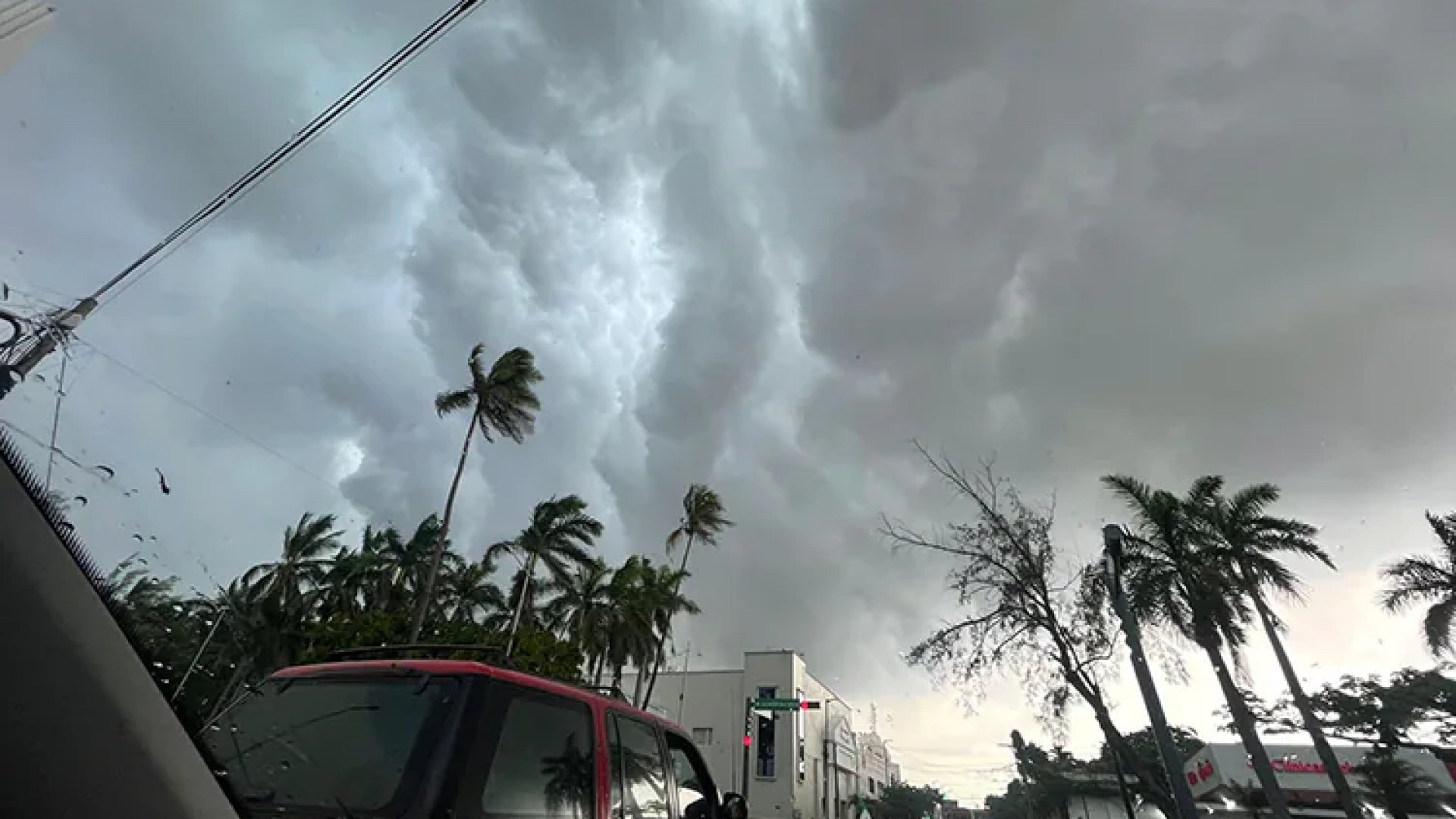Onda tropical 8 trae lluvias y muerte al sureste del país