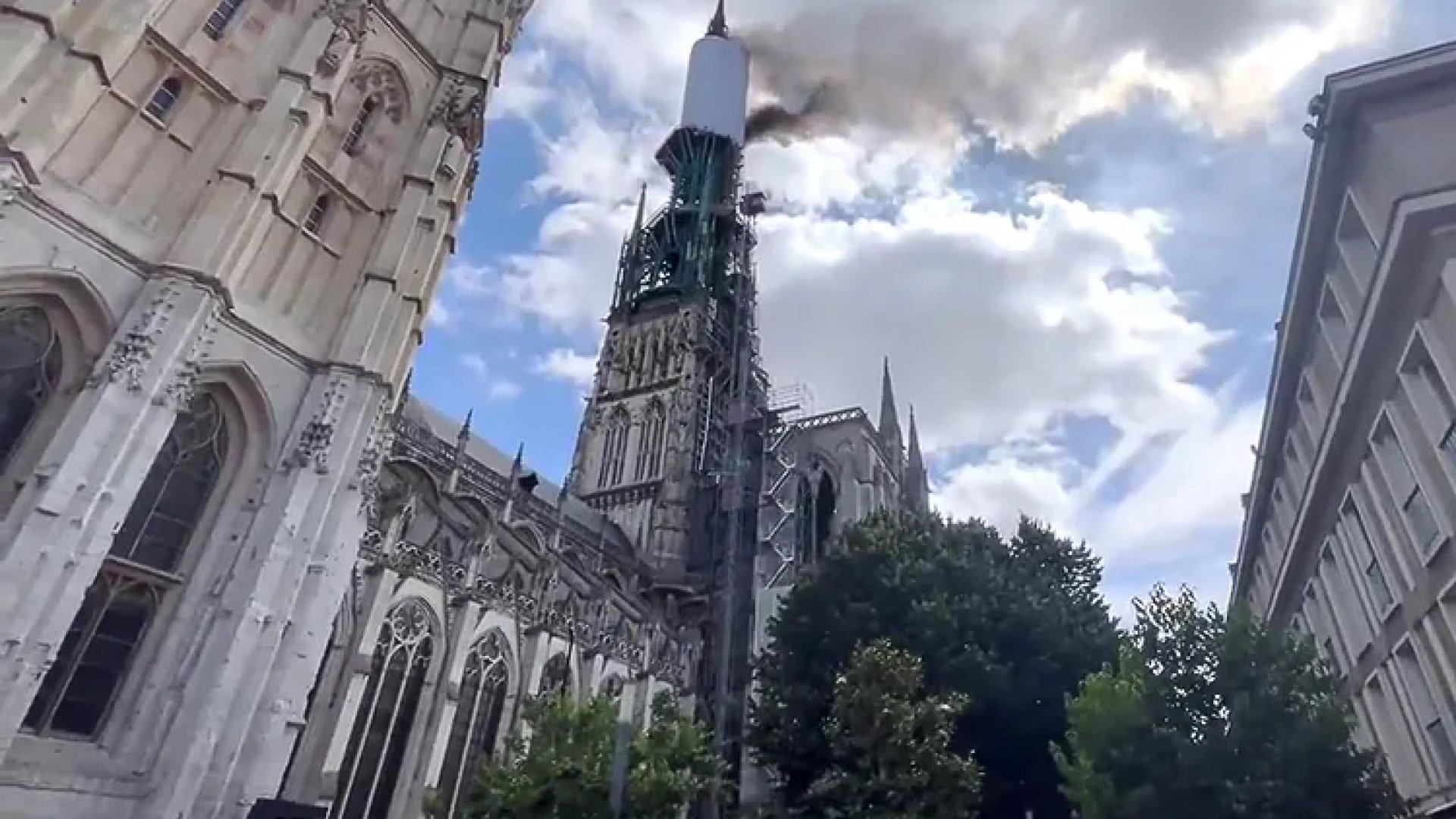 Se incendia aguja de la Catedral de Ruan, emblema de Francia