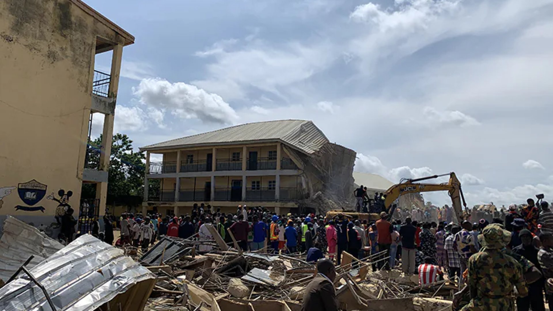 Mueren en Nigeria 7 alumnos tras derrumbe de una escuela; decenas permanecen bajo los escombros