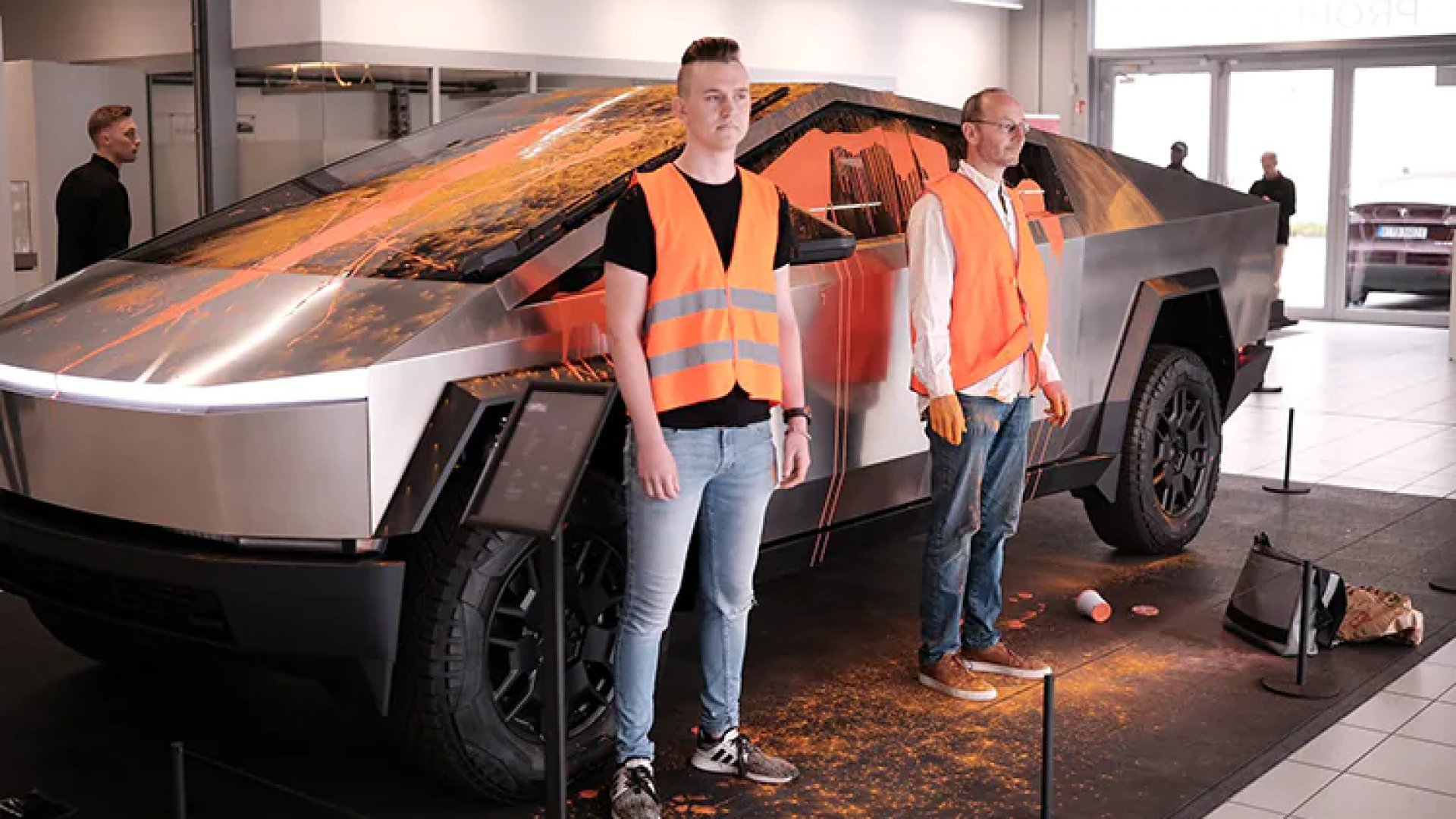 Cybertruck a la fosfo, fosfo: Activistas arrojan pintura sobre vehículo Tesla | Video