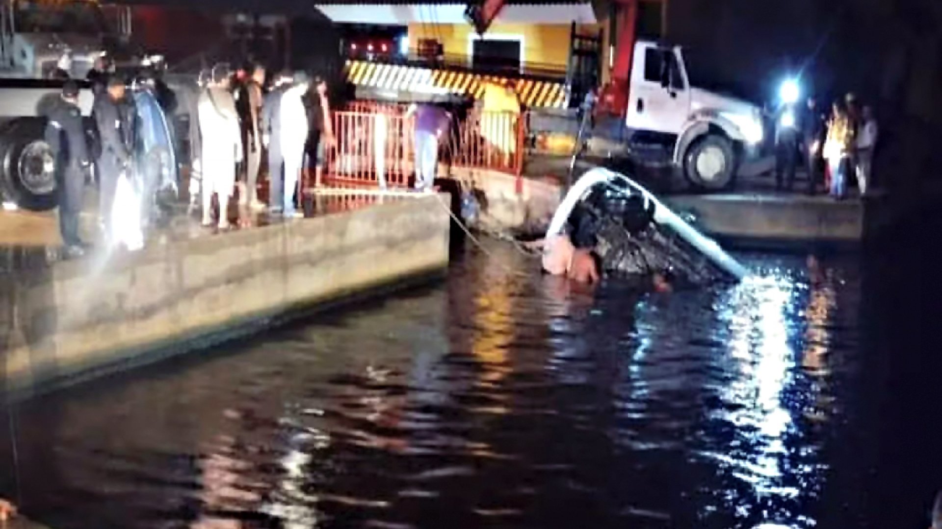 Mueren siete jóvenes al hundirse camioneta en un río, en Coatzacoalcos