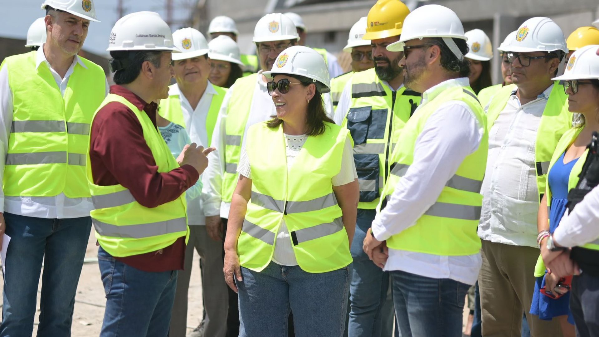 Recorren Cuitláhuac García y Rocío Nahle obras del estadio e Ilustre Instituto Veracruzano