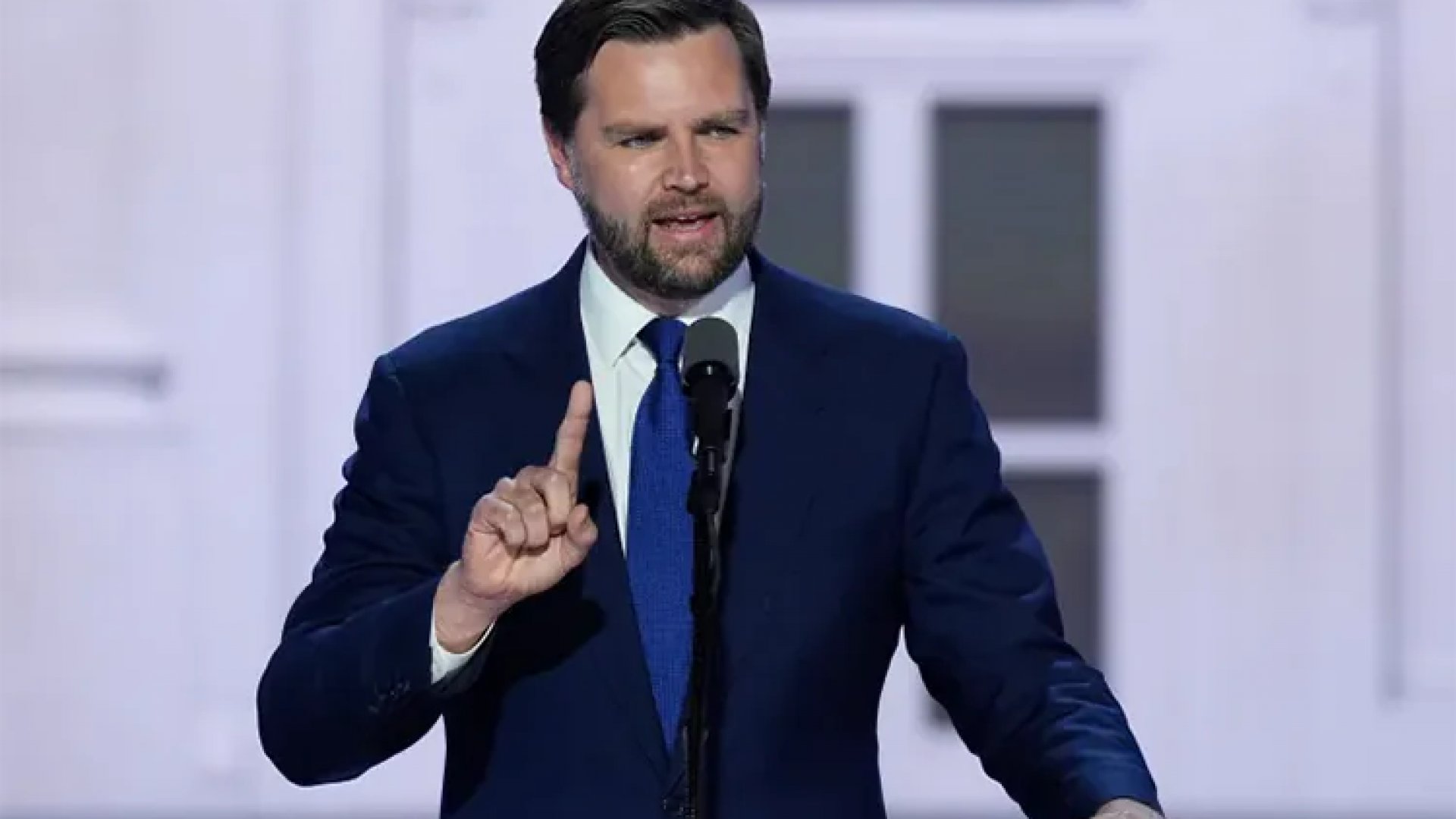 Acusa J.D. Vance a México de robarle buenos empleos a EU