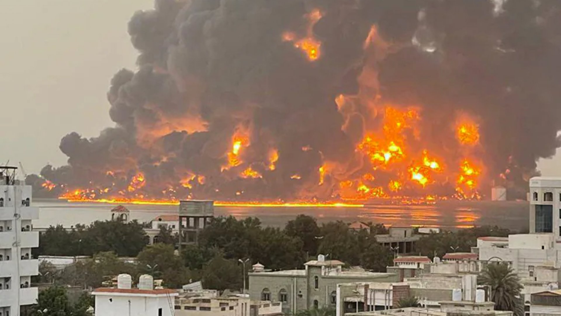 Israel bombardea el puerto de Hodeida, en Yemen, tras ataques hutíes contra Tel Aviv