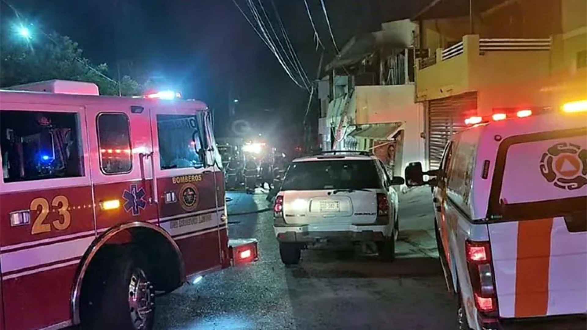 Evita ser el “hombre en llamas”: Anciano salta tres metros de casa incendiada