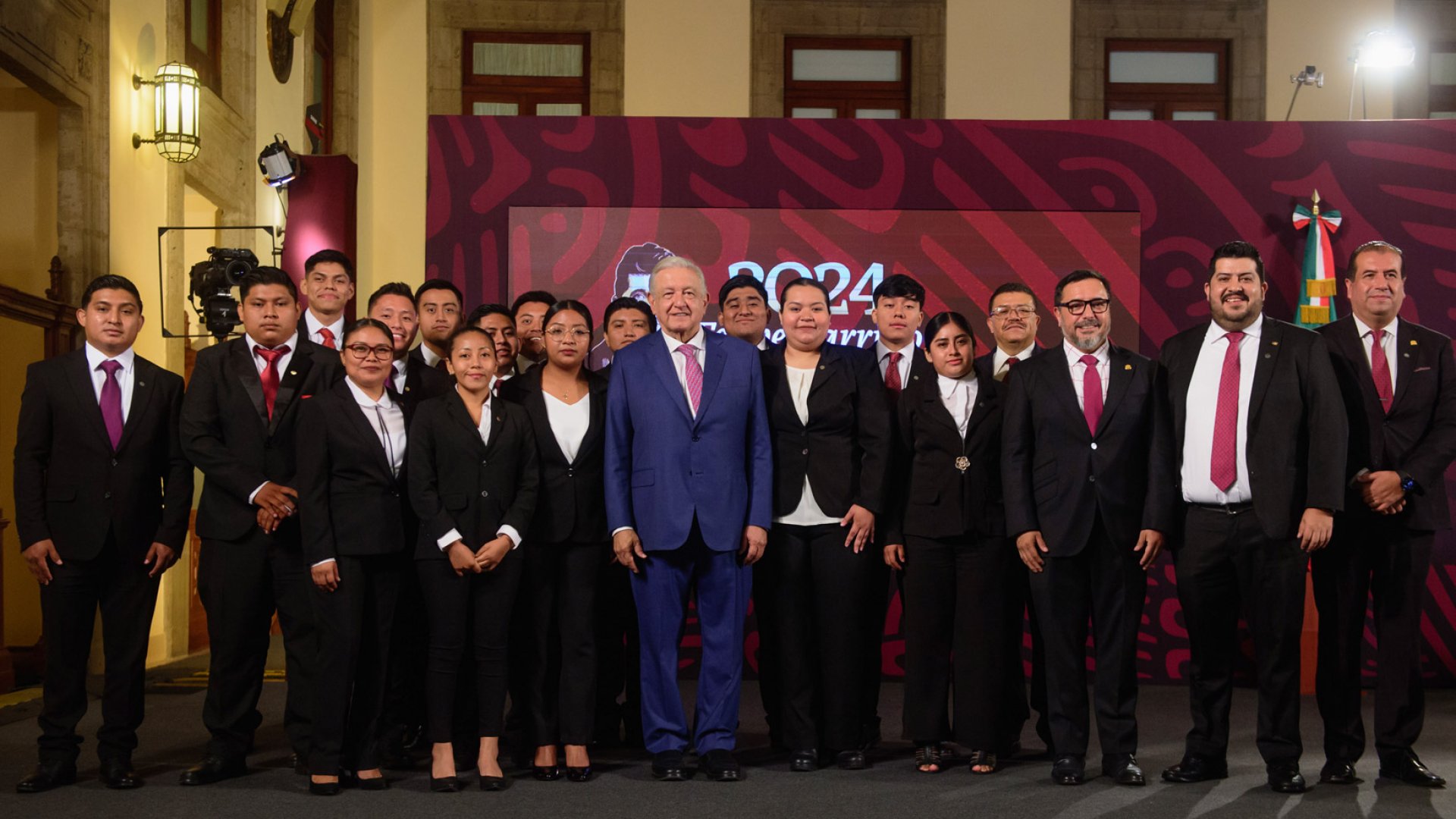 AMLO recibe a primeros ingenieros ferroviarios del IPN