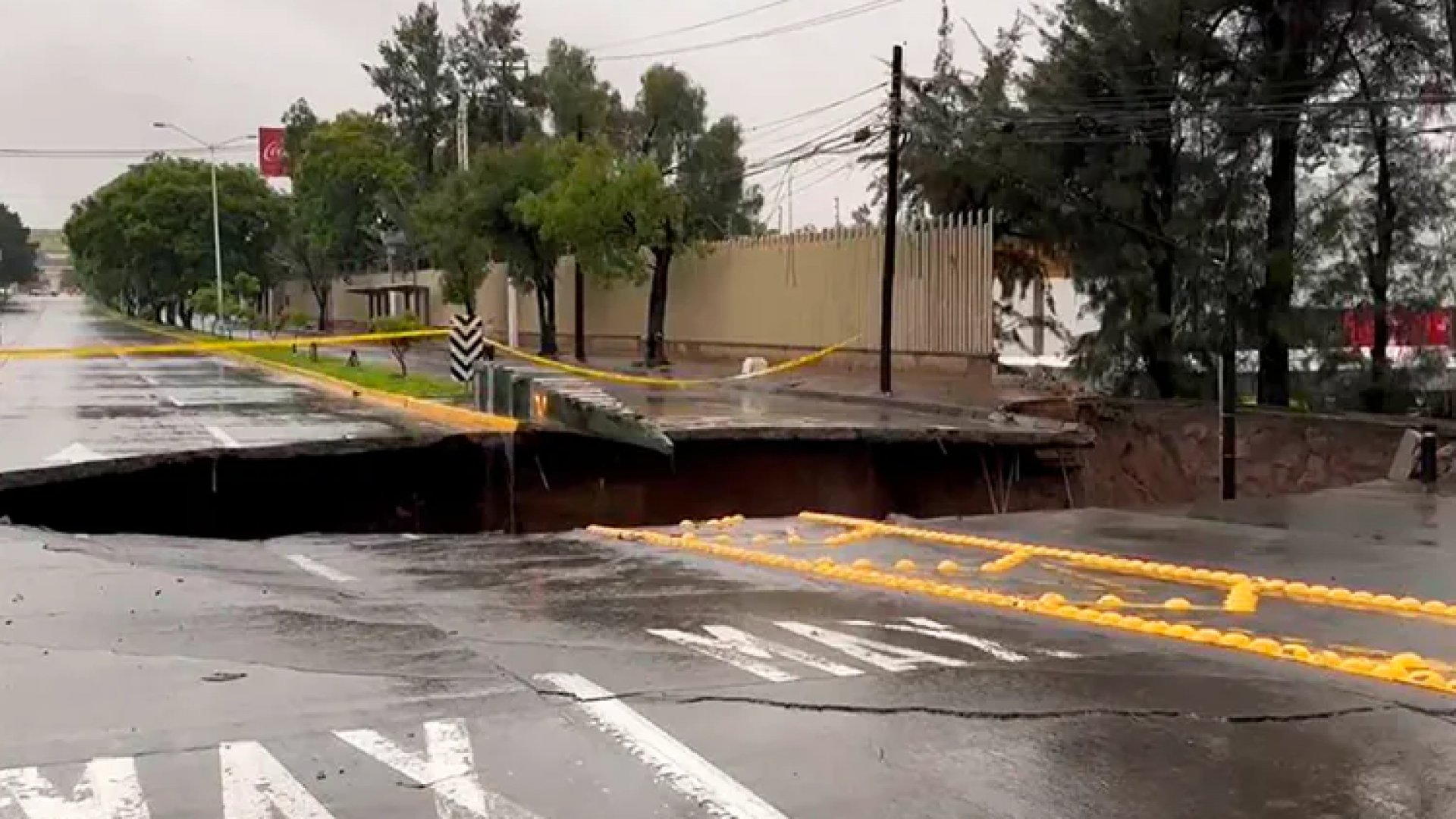 Enorme socavón en Zapopan, Jalisco, genera caos vehicular