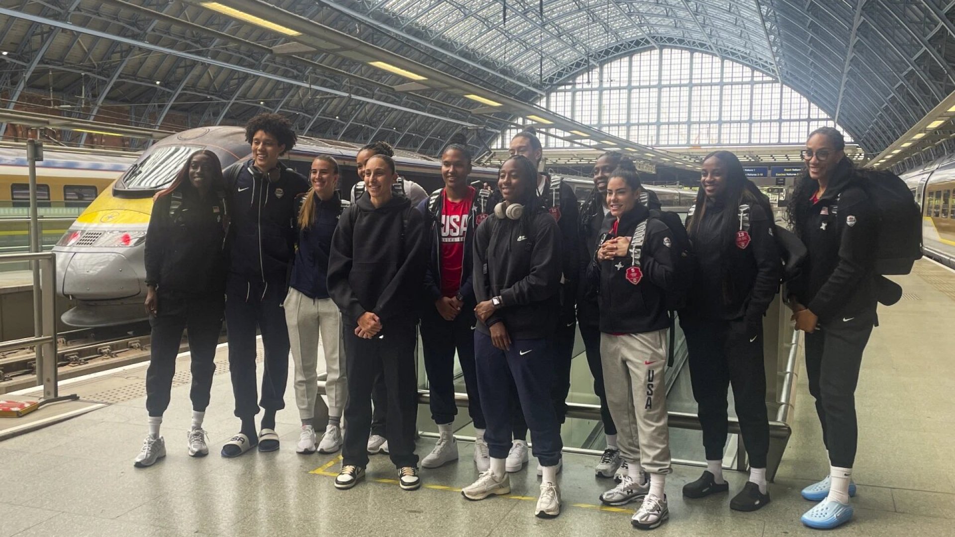 Equipo femenino de baloncesto estadounidense llega a París 2024