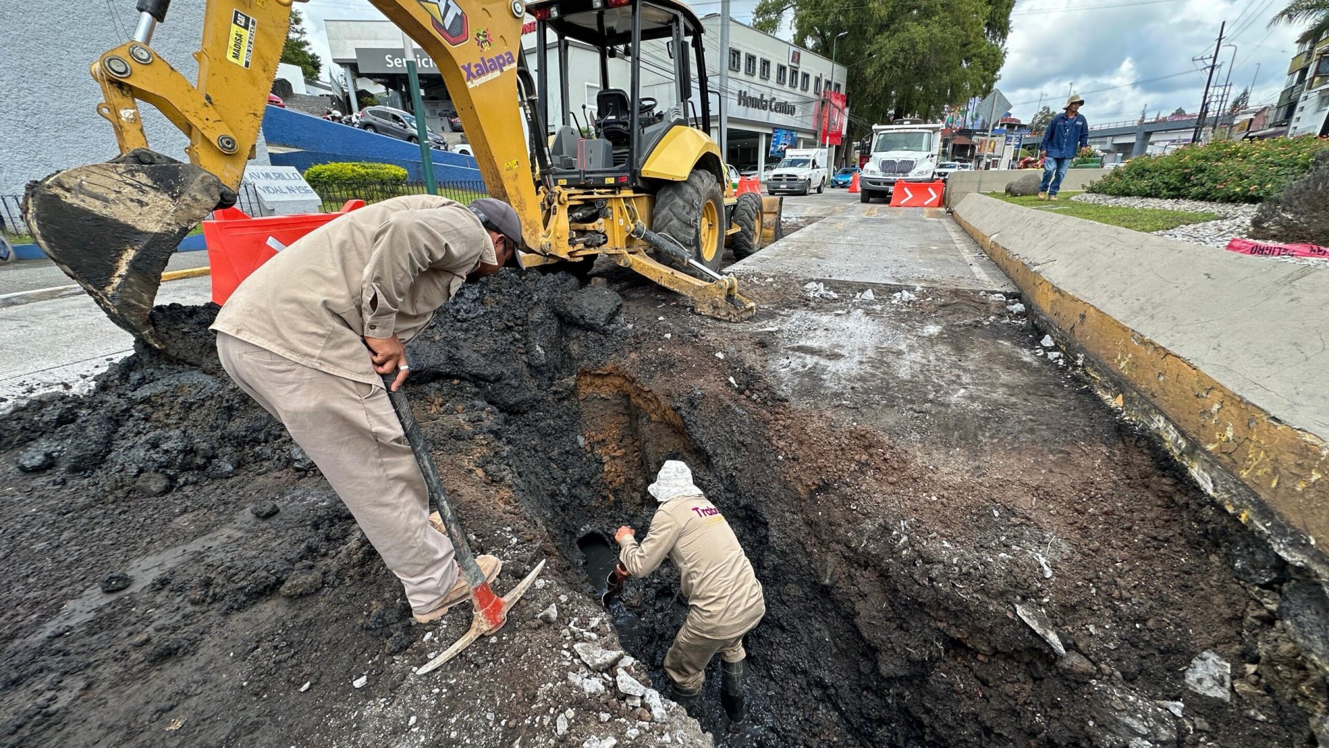 Atiende Ayuntamiento socavón en la avenida Murillo Vidal
