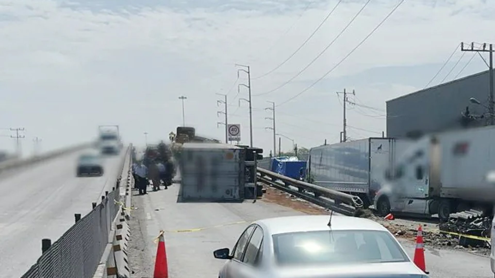 Volcadura provoca cierre en autopista de Laredo y fila de más de 30 km
