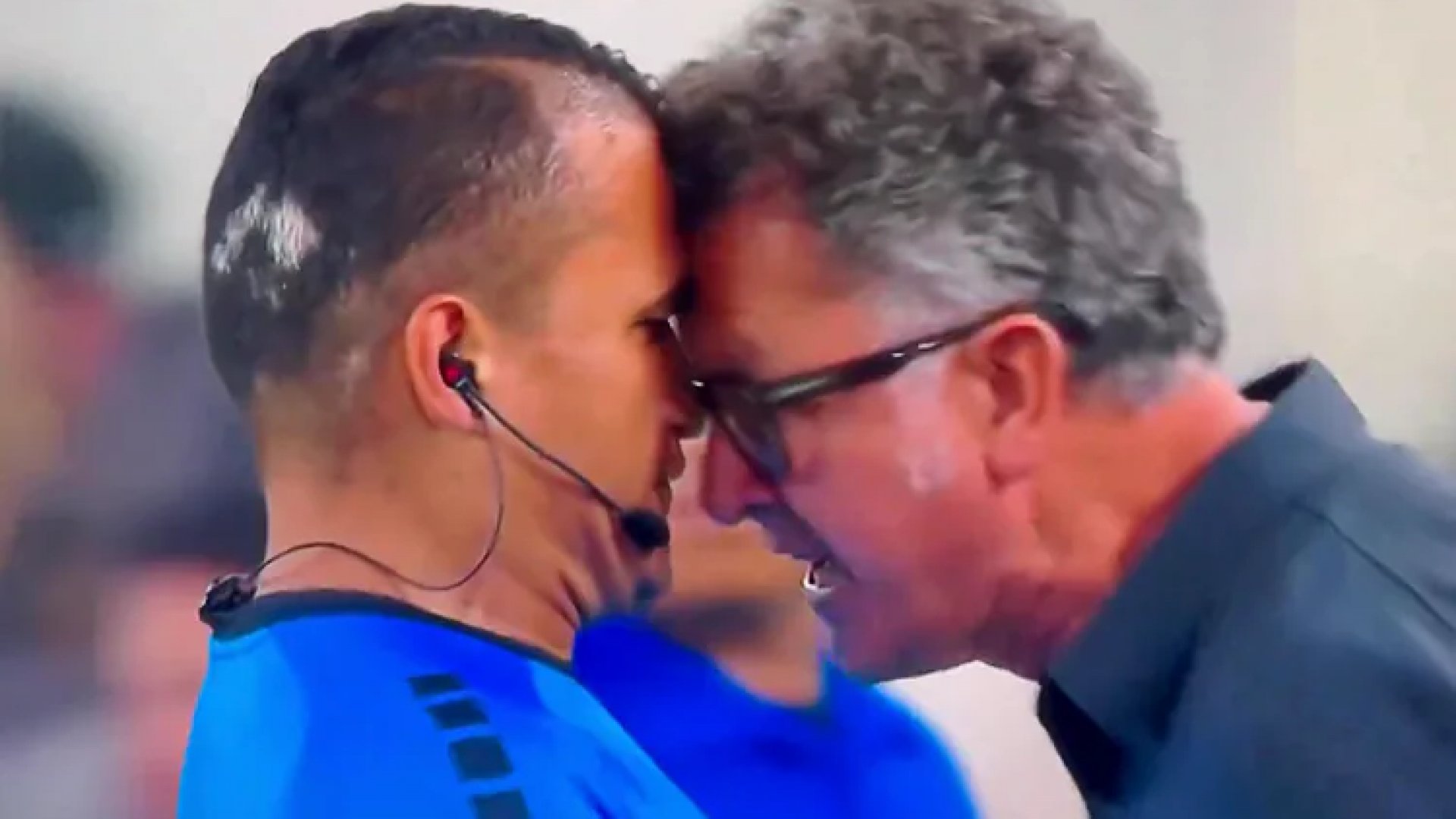Juan Carlos Osorio le planta cara a los árbitros y es expulsado | Video