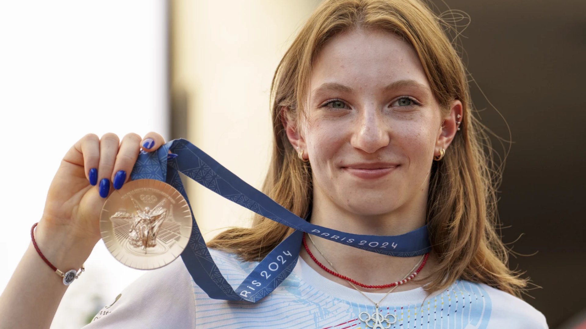 Recibe la gimnasta rumana Ana Barbosu su Bronce olímpico