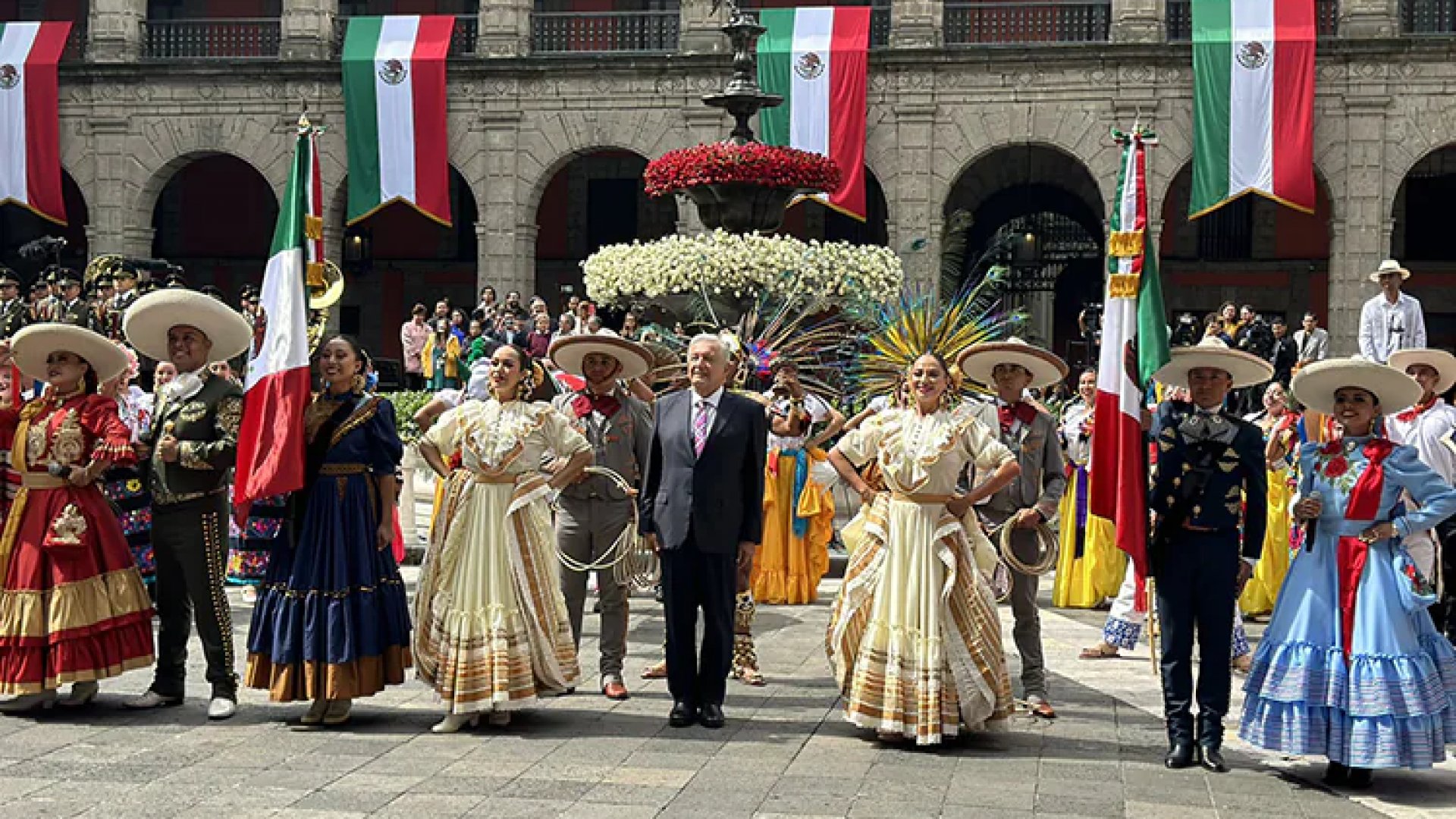 Migrantes mexicanos, héroes vivientes únicos y ejemplares: AMLO