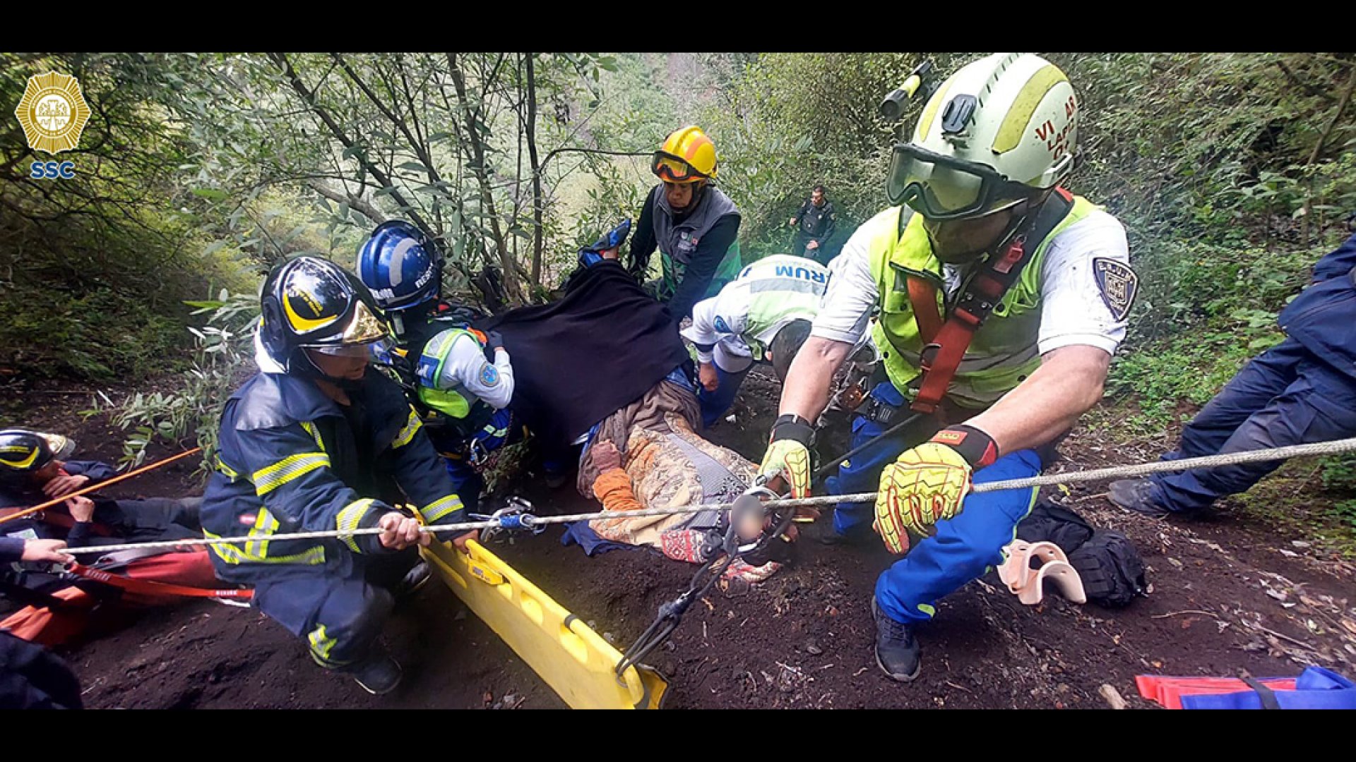 Rescatan a joven que cayó dentro del cráter del volcán Xitle