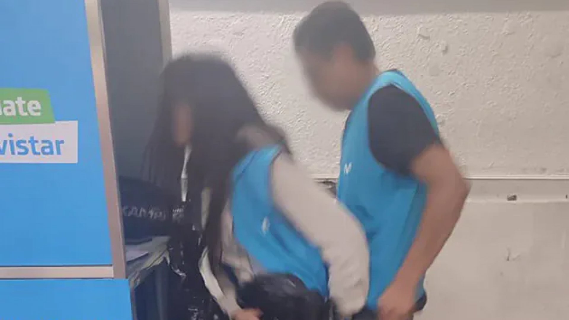 ¿Luna Bella, eres tú?: Cachan a empleados de Movistar teniendo relaciones en el Metro