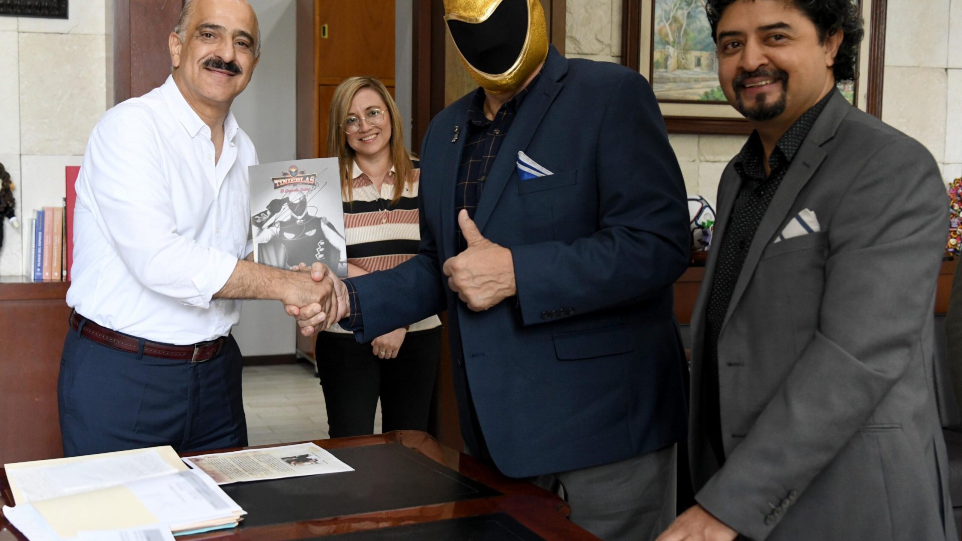Recibe Ricardo Ahued a “Tinieblas”