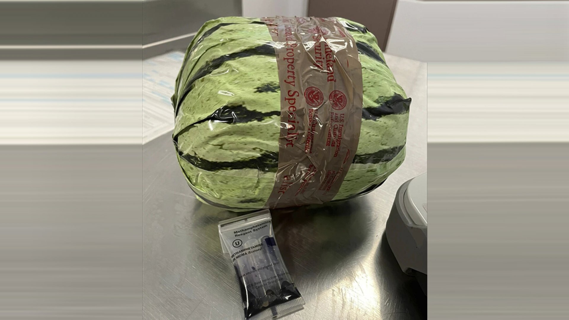 Incautan droga disfrazada de sandías en cruce EU con México