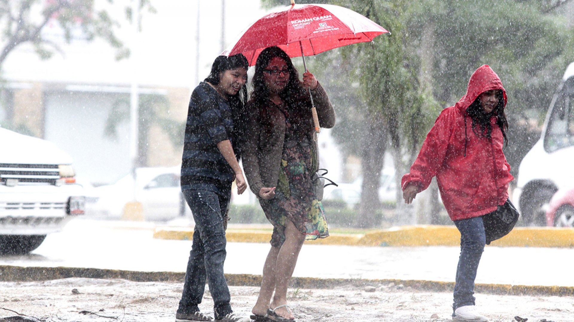 Ondas tropicales 18 y 19 provocan lluvias en gran parte de México