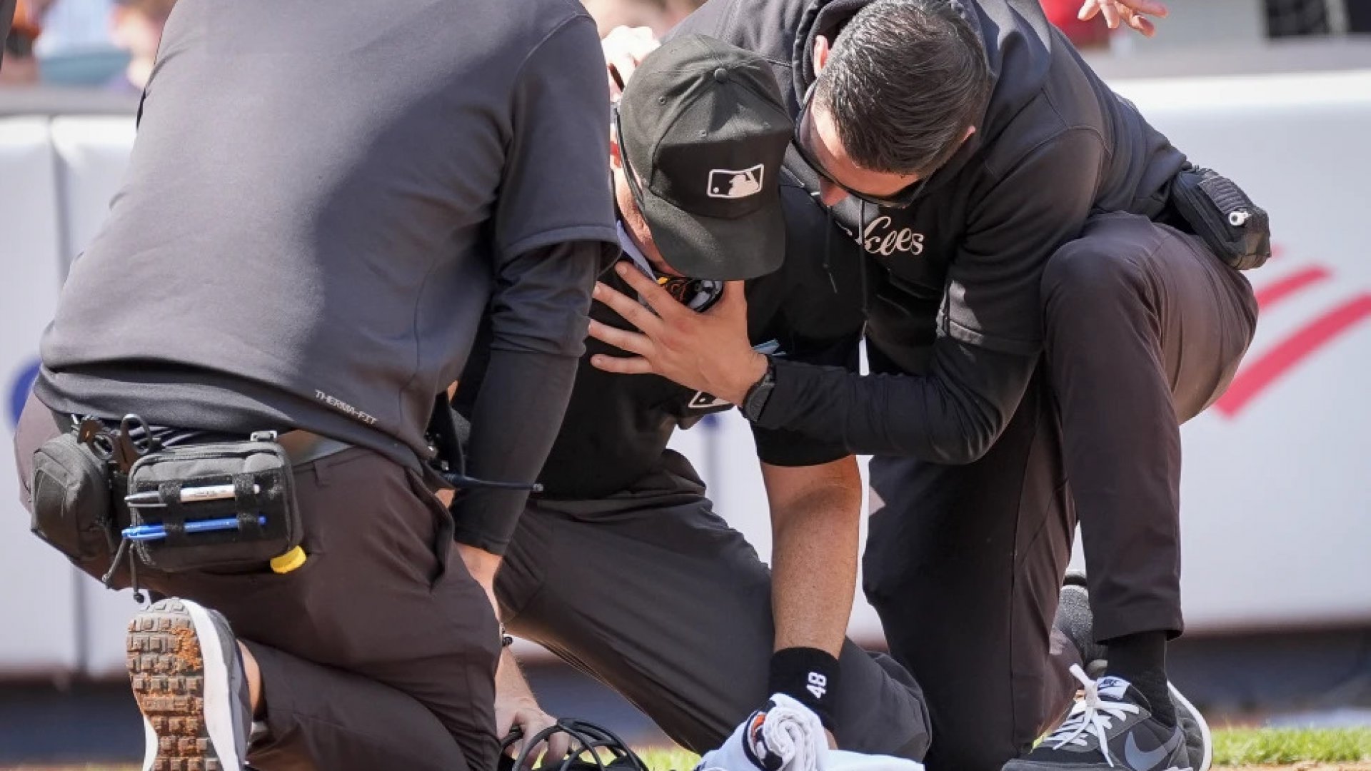 Árbitro Nick Mahrley deja juego tras ser golpeado por bate roto de Stanton