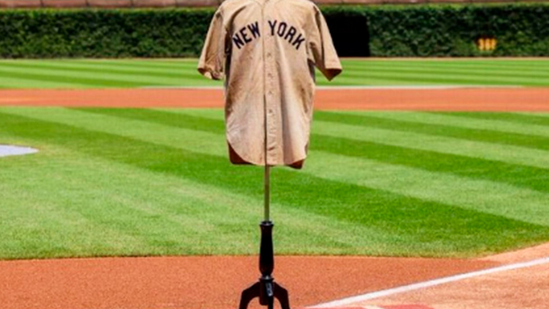 Jersey de Babe Ruth rompe récord de venta en subasta