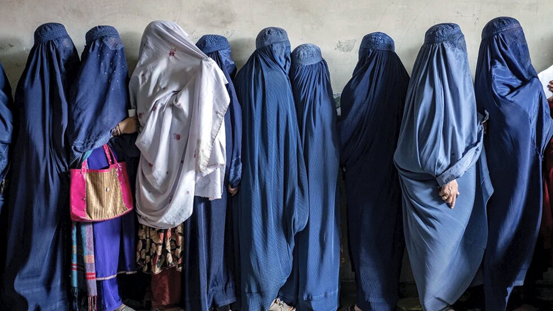 ONU rechaza ley talibana que silencia mujeres en Afganistán