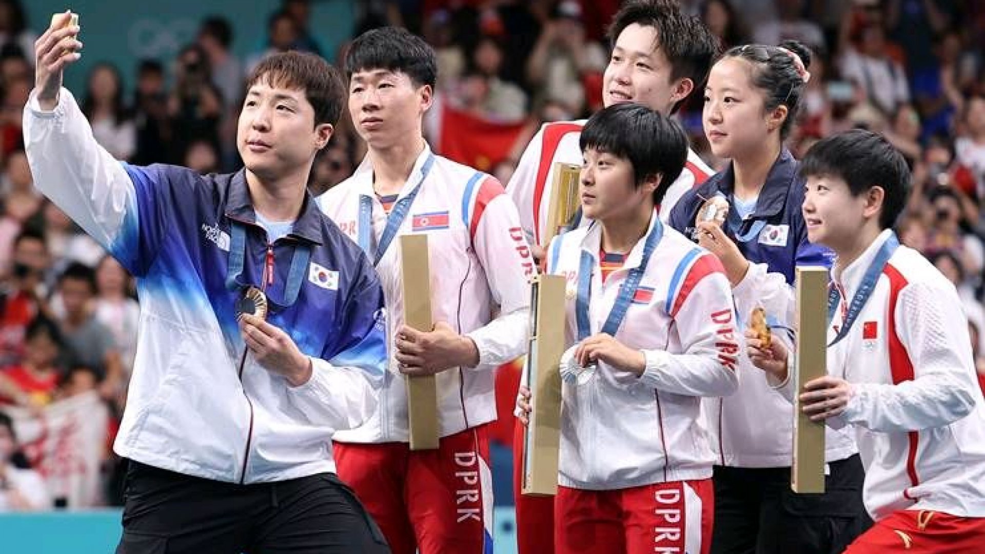Medallistas olímpicos norcoreanos se enfrentan a un castigo por selfie con sus rivales