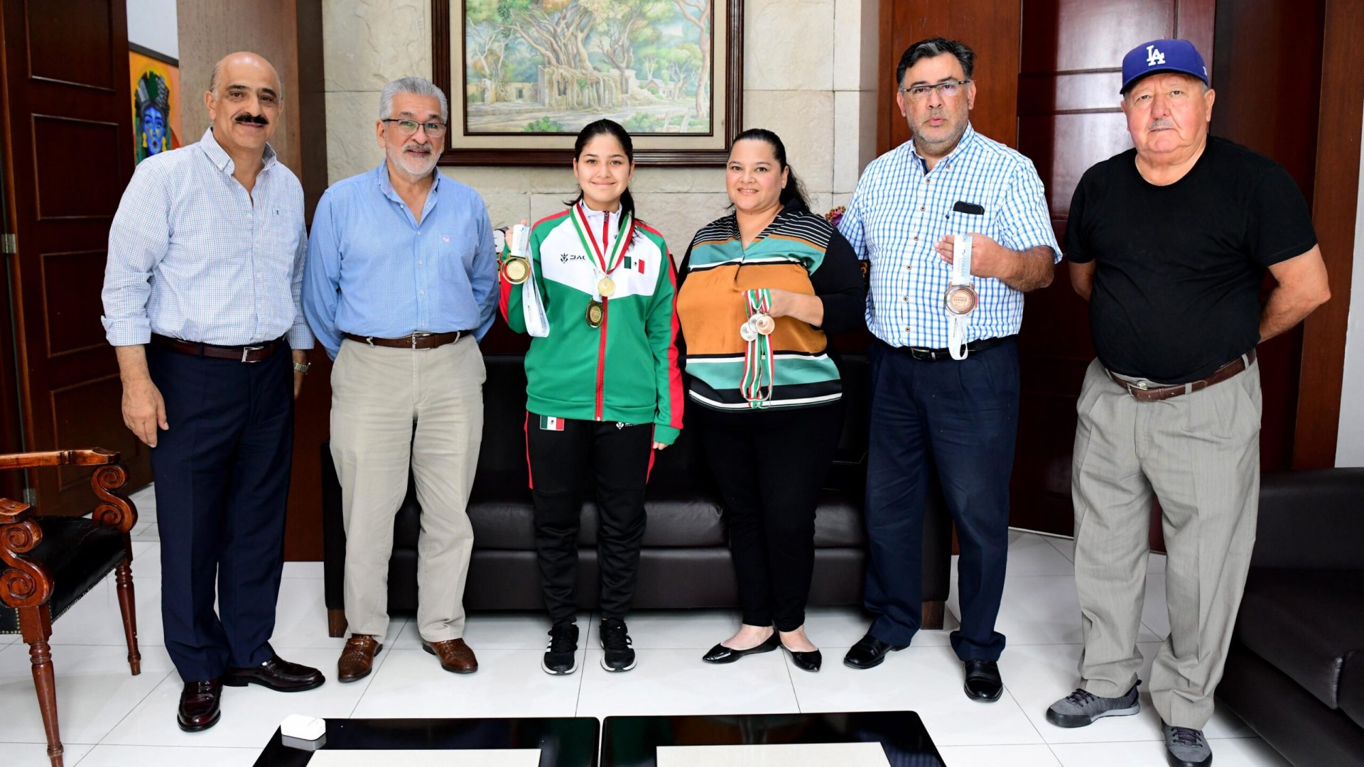 Recibe Ricardo Ahued a campeona de esgrima