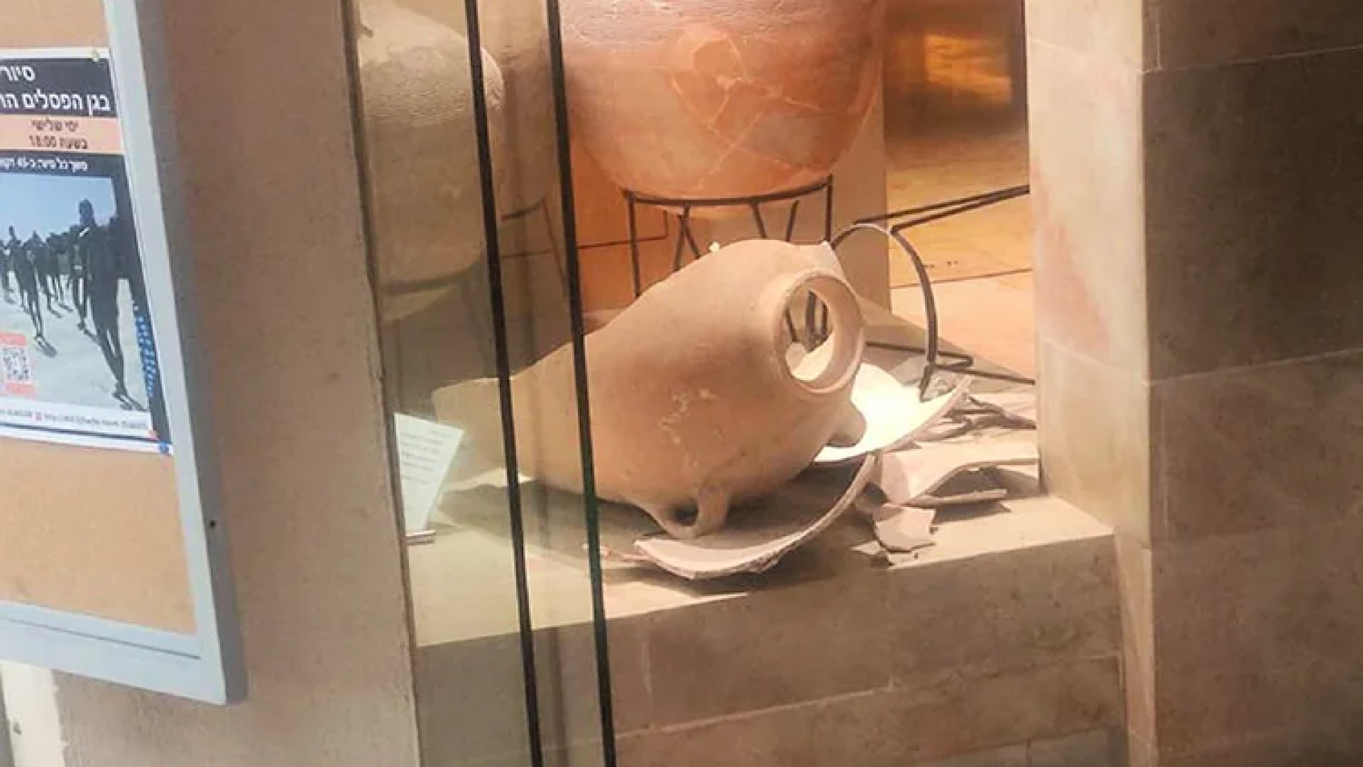 Niño rompe vasija de 3500 años de antigüedad en museo | Fotos