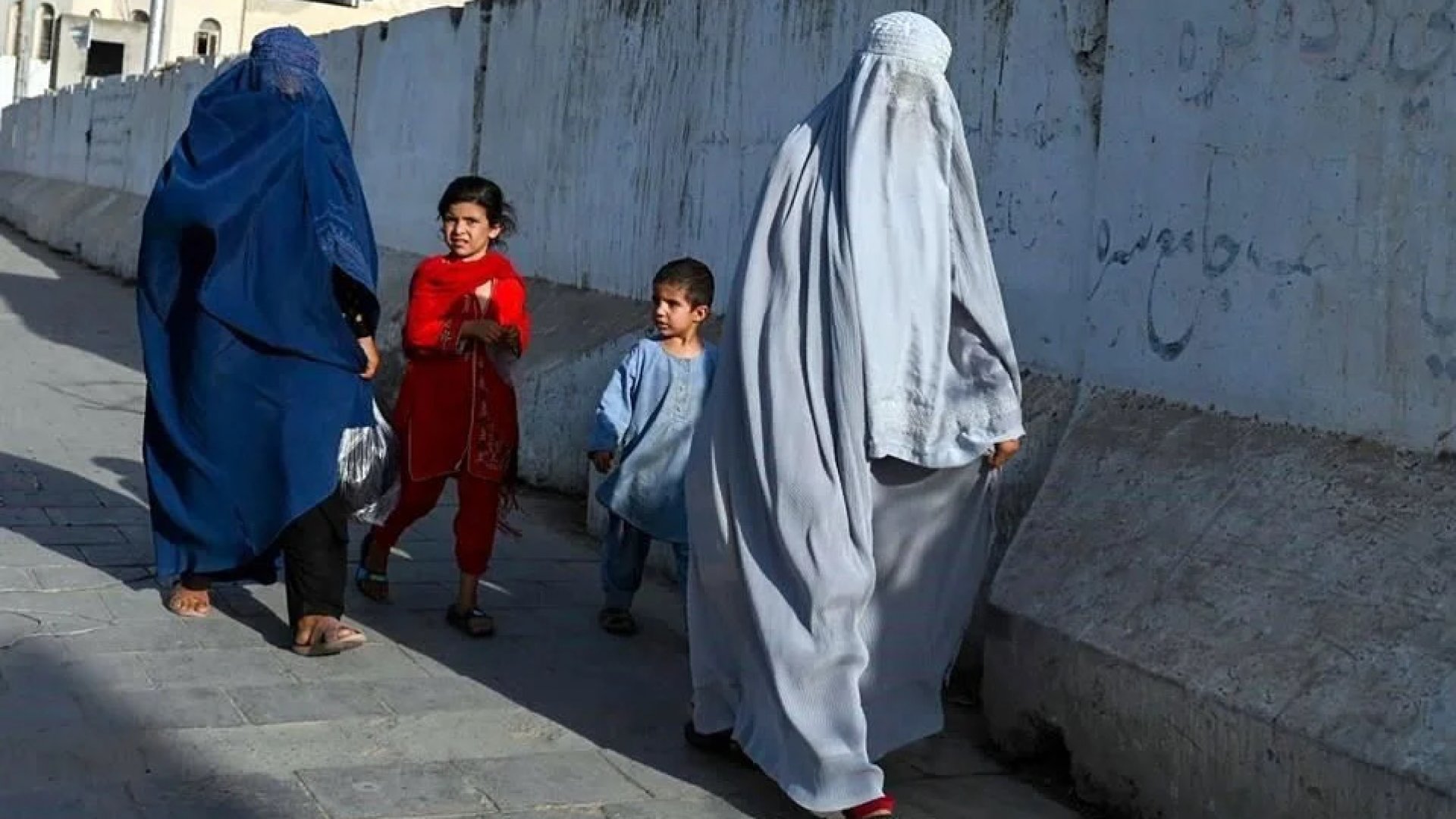 Mujeres afganas cantan en protesta a prohibición de talibanes