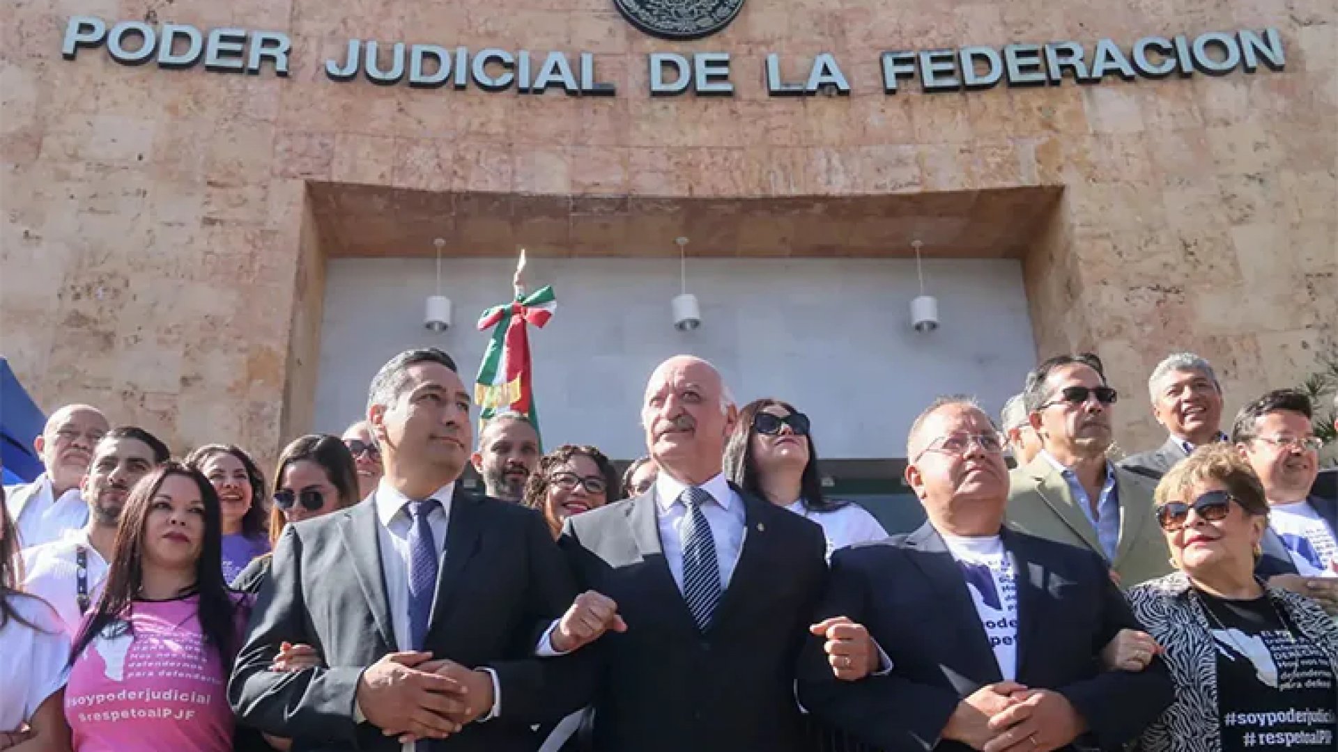 Arremete AMLO contra jueces que promueven freno a discusión de la reforma judicial