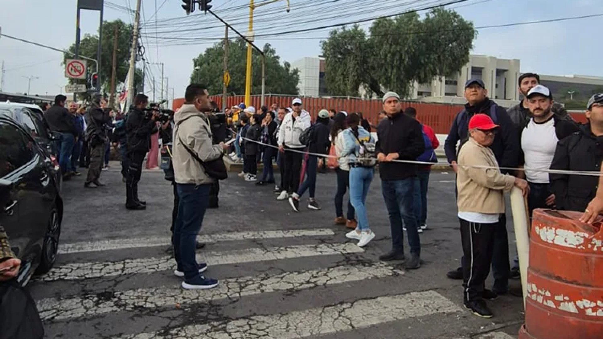 Bloquean empleados del Poder Judicial la Cámara de Diputados