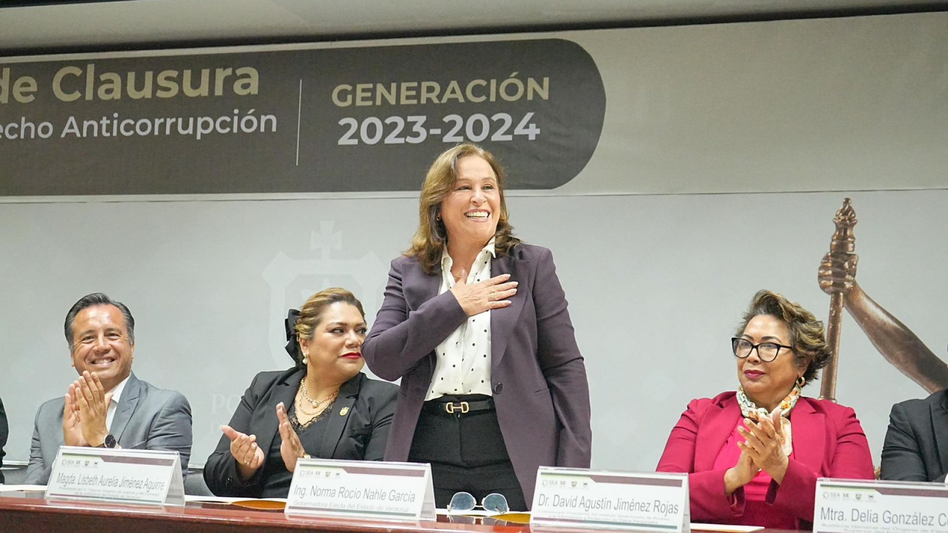 Asiste Rocío Nahle a ceremonia de clausura de primera especialidad en derecho anticorrupción