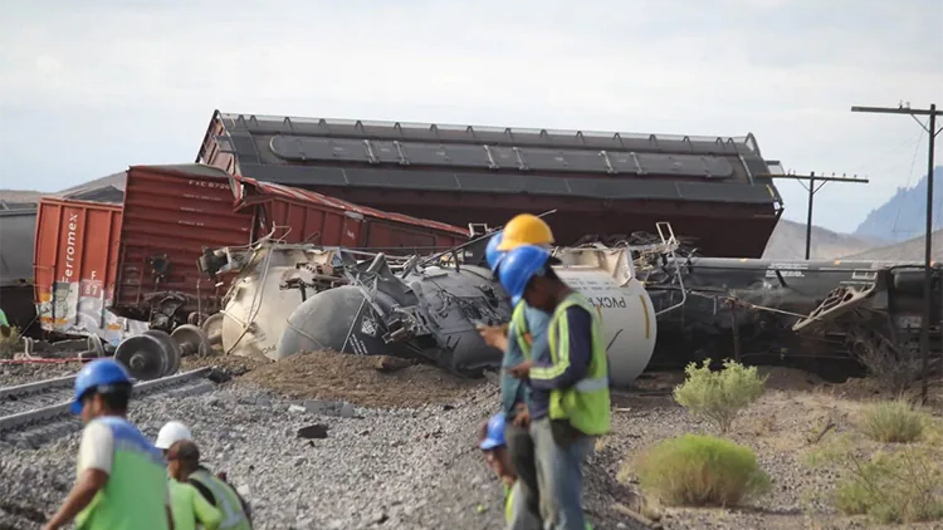 Se descarrila tren en Chihuahua: Reportan migrantes heridos y un niño muerto