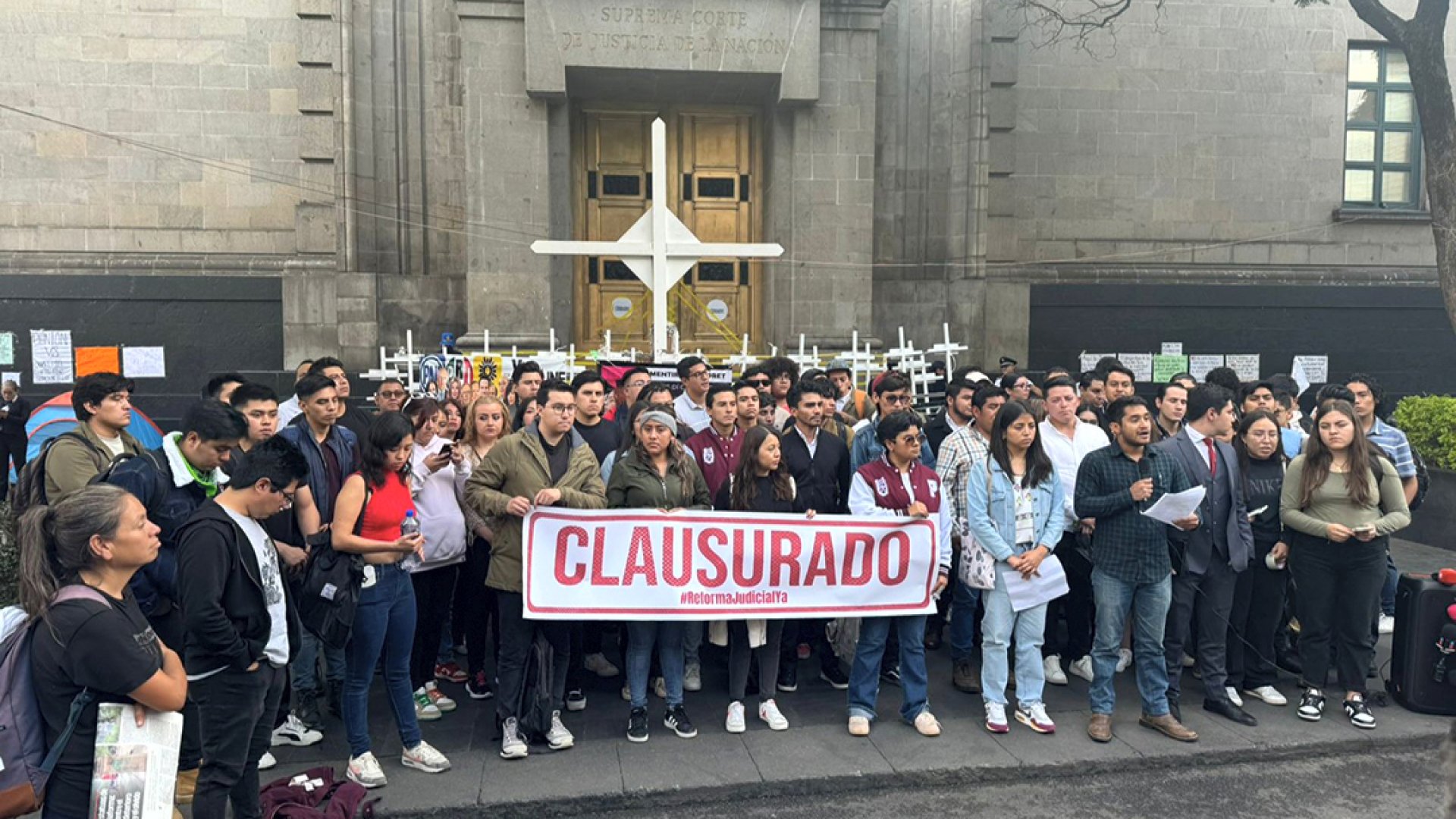 Jóvenes exigen reforma al Poder Judicial: Clausura simbólica de la Suprema Corte