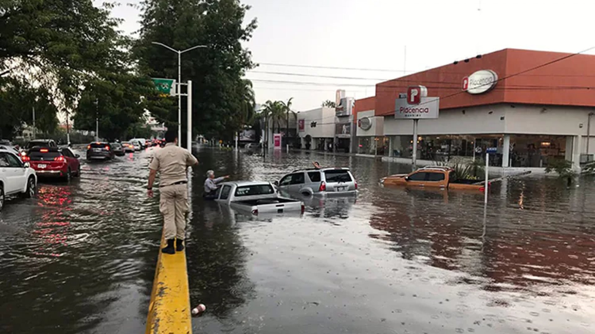 Azotan a Coahuila lluvias torrenciales e inundaciones