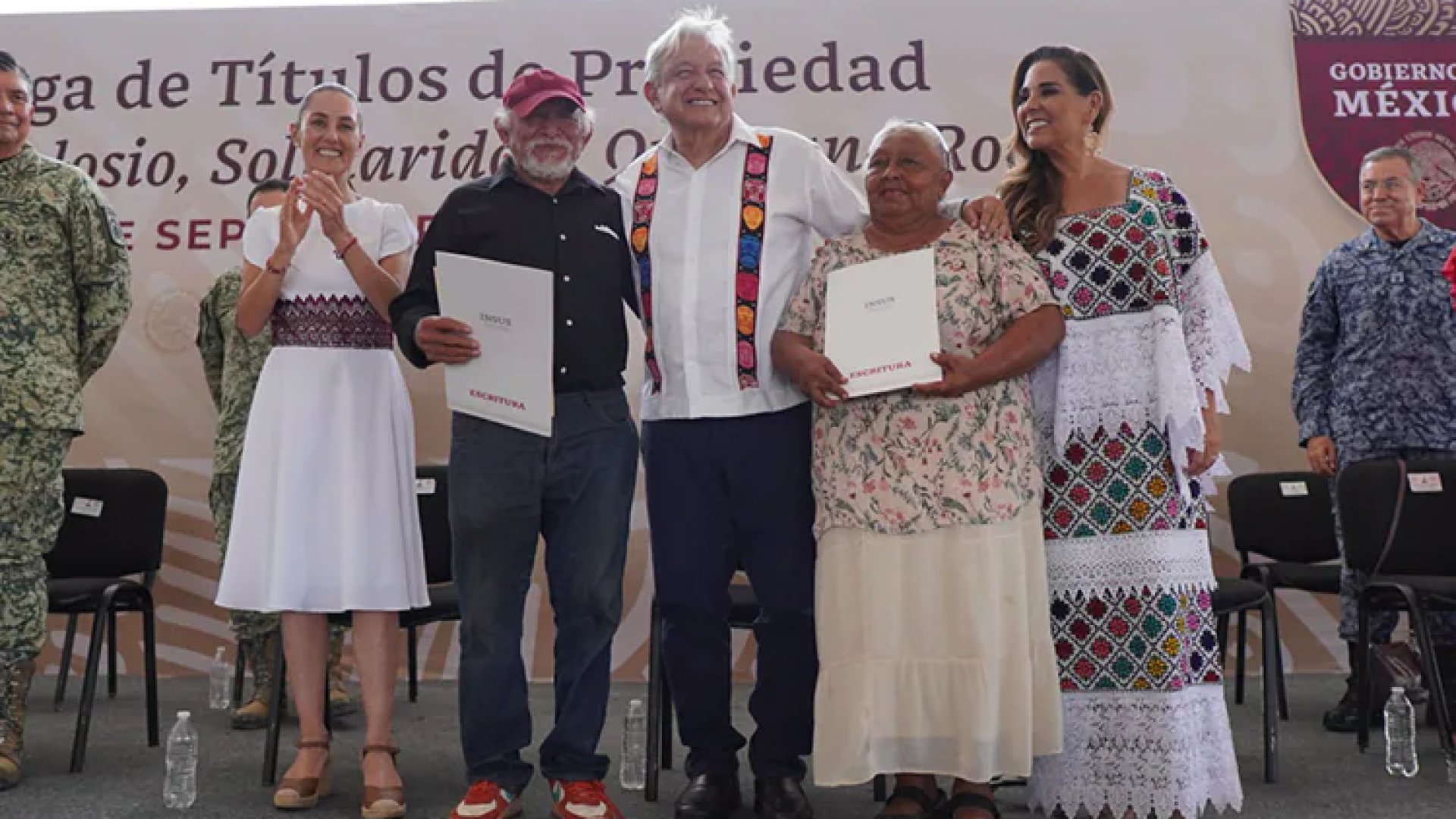 Entrega AMLO títulos de propiedad en Solidaridad, QROO