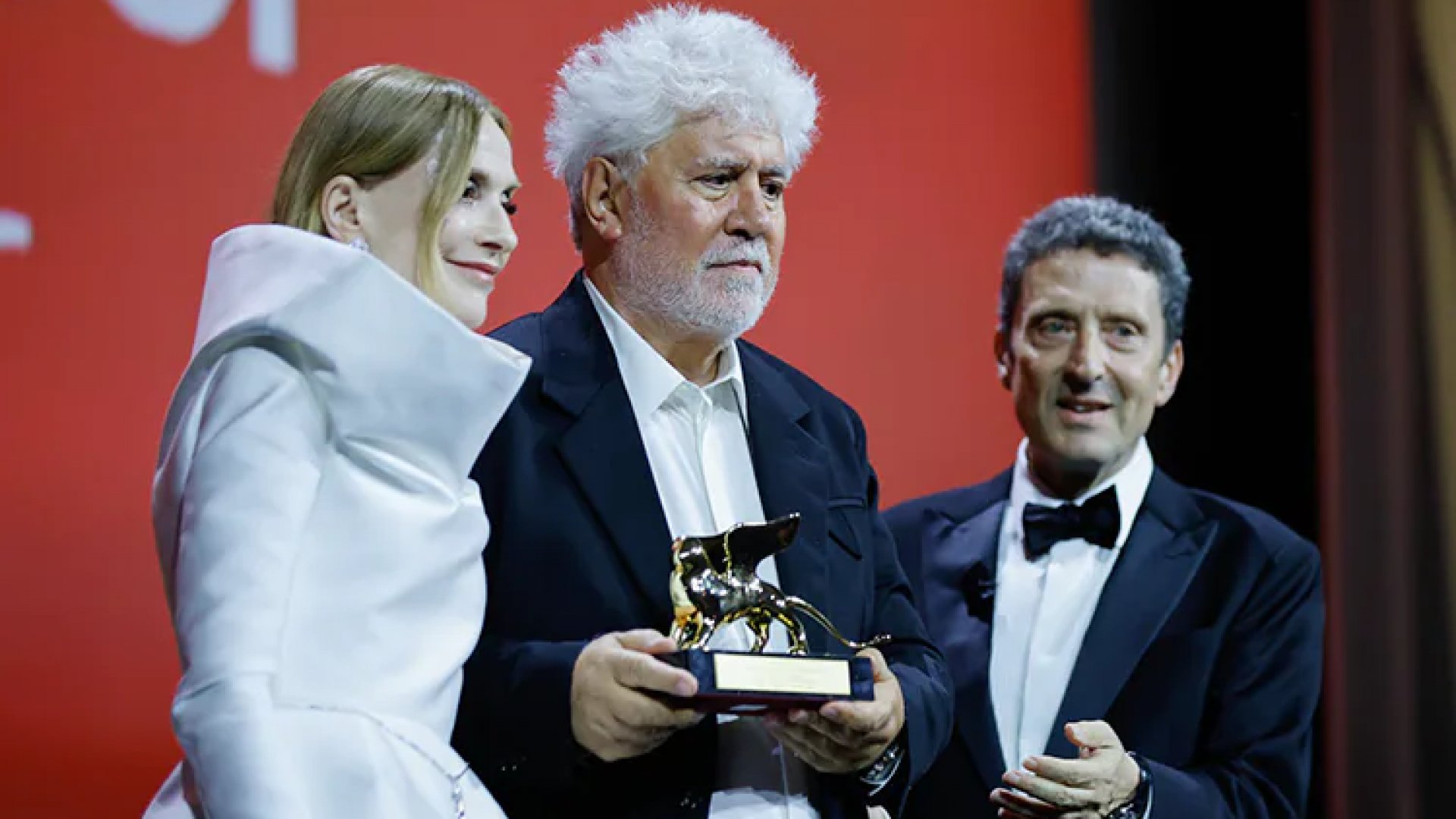 Pedro Almodóvar gana el León de Oro en Festival de Venecia